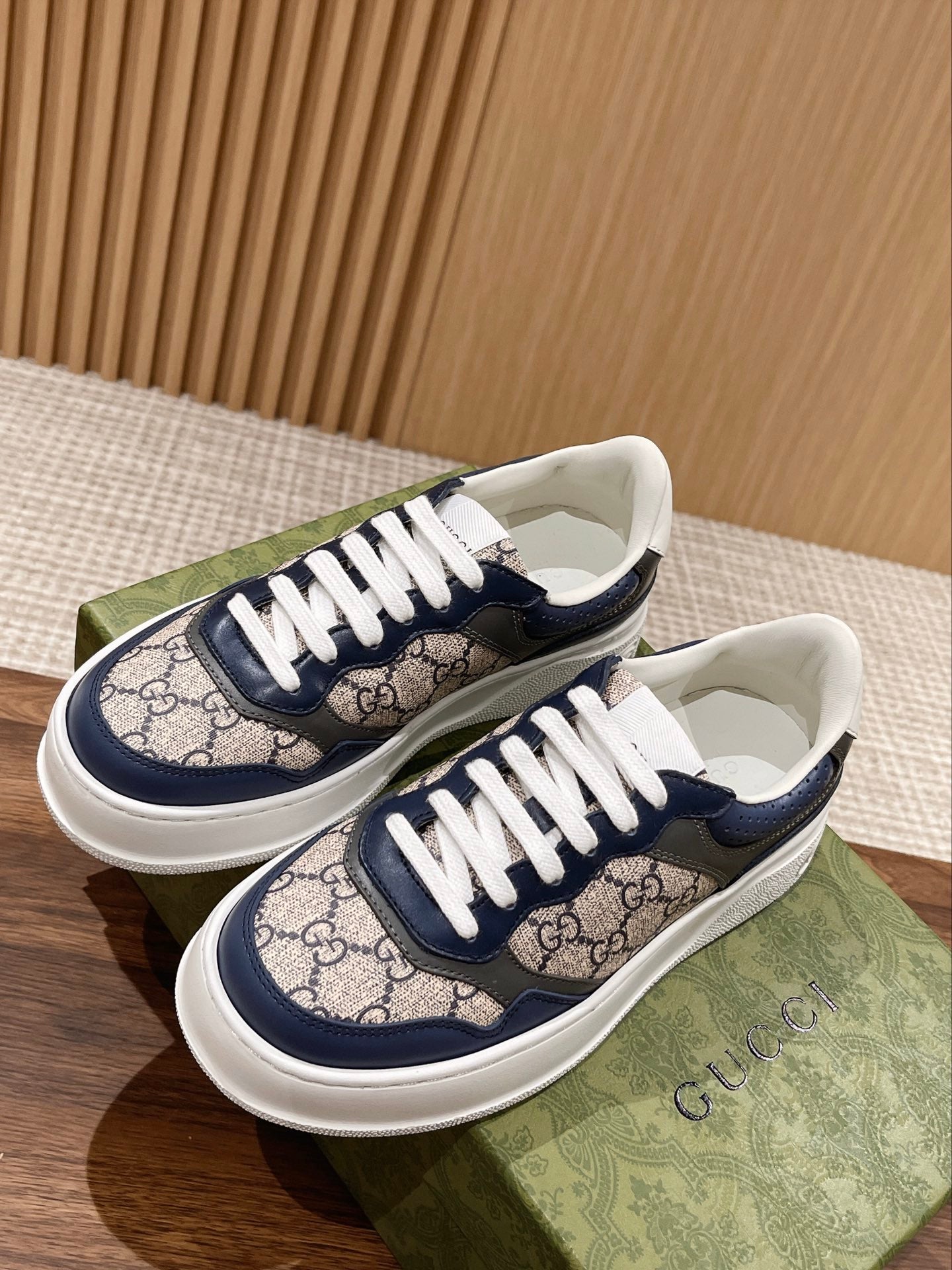 WOMEN'S SNEAKER
