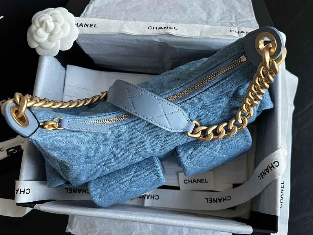 CRUISE 2024/25
LARGE HOBO BAG
Washed Denim & Gold-Tone Metal
Blue