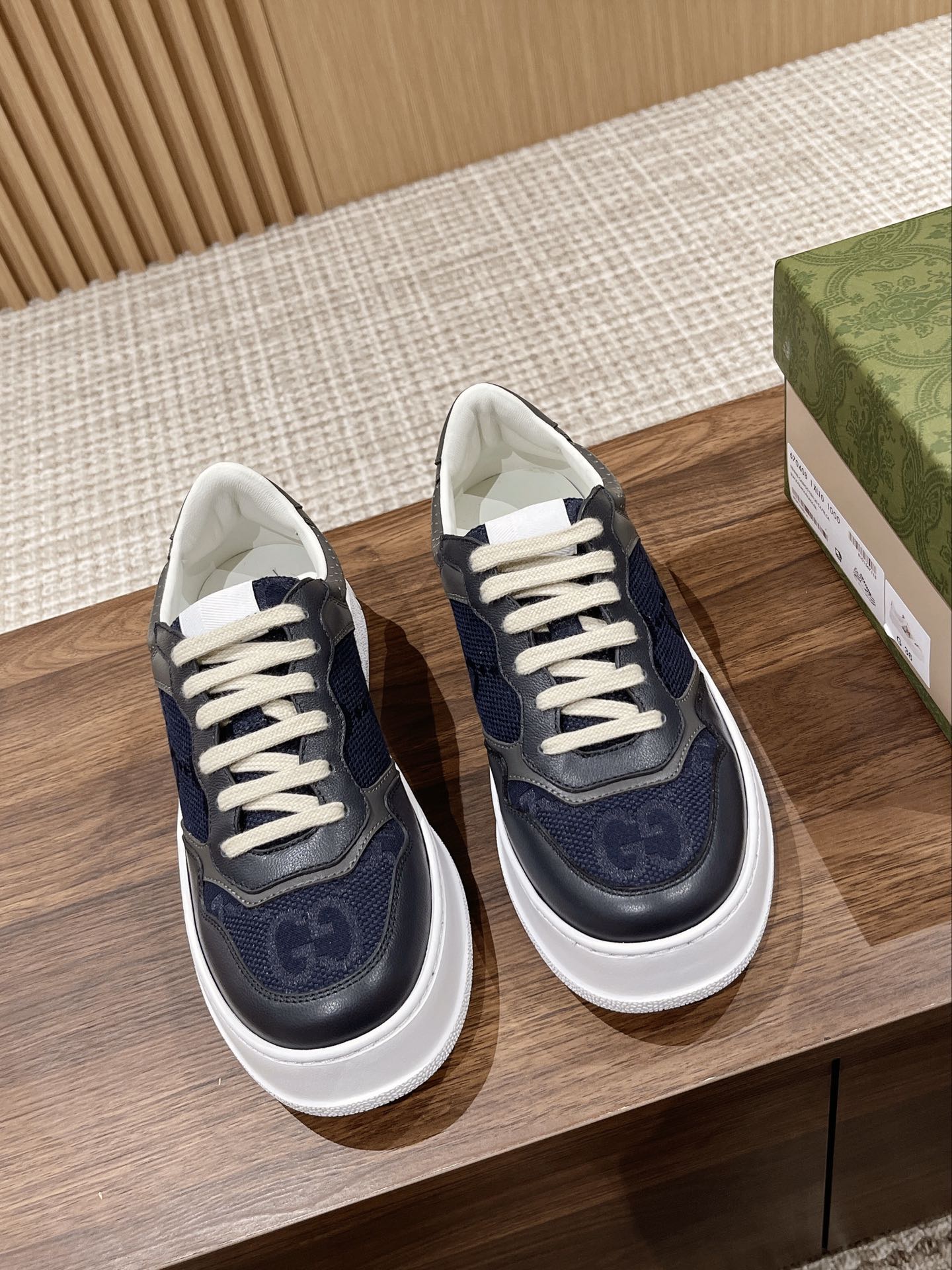 WOMEN'S SNEAKER