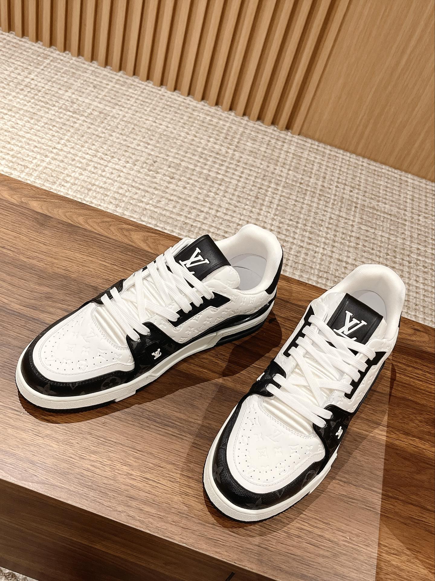 TrainerWhite Black