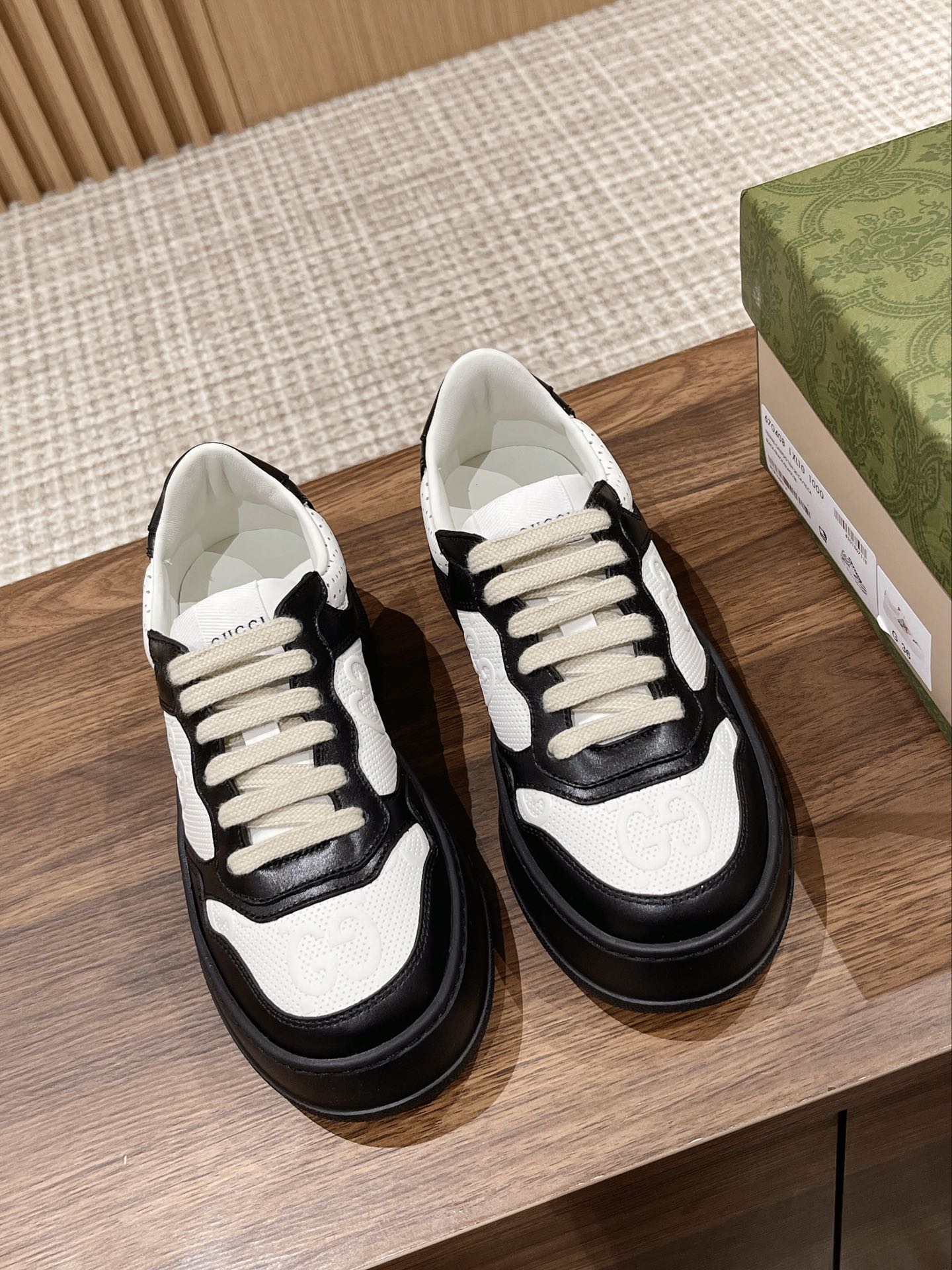WOMEN'S SNEAKER