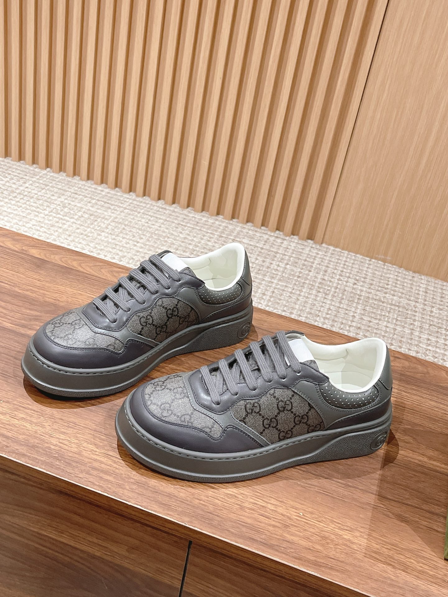 WOMEN'S SNEAKER