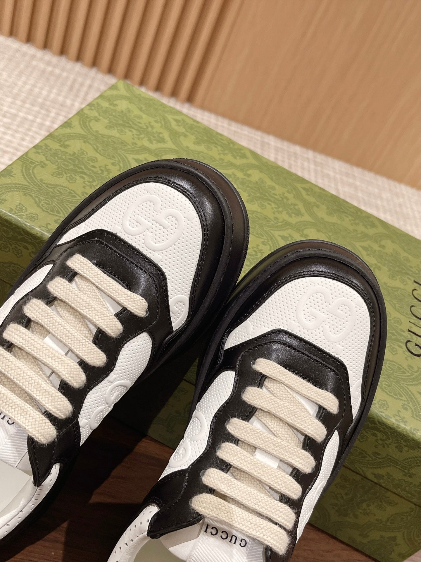 WOMEN'S SNEAKER