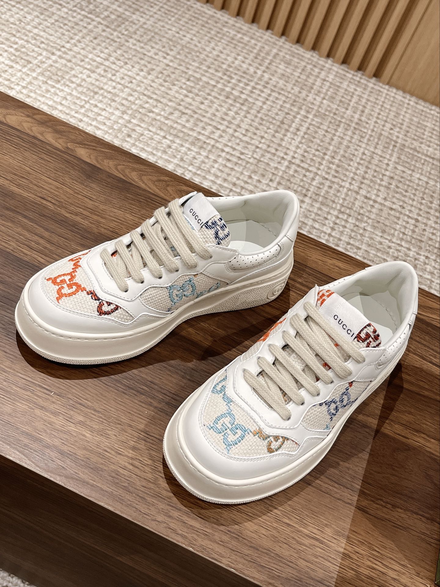 WOMEN'S SNEAKER