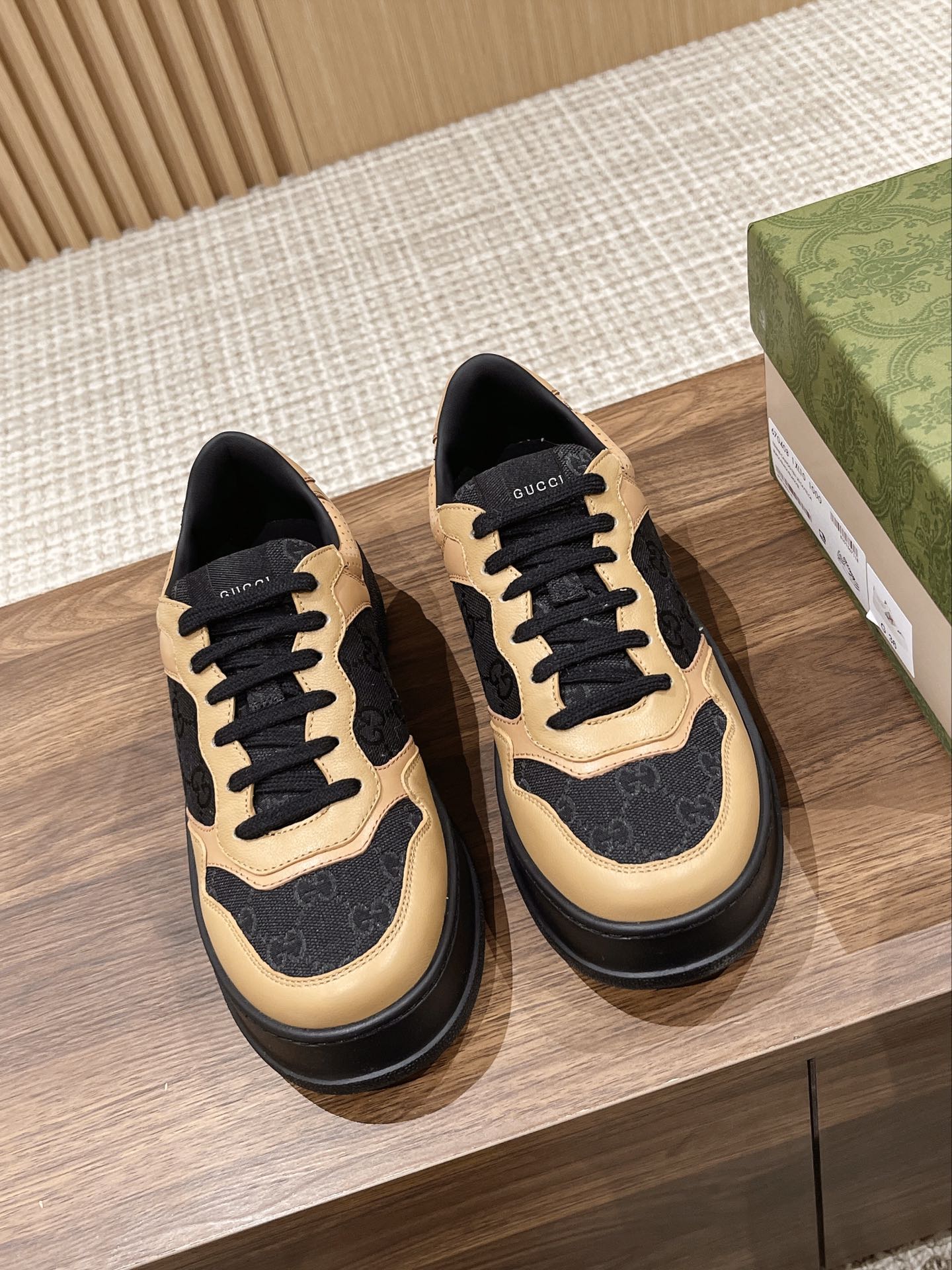 WOMEN'S SNEAKER