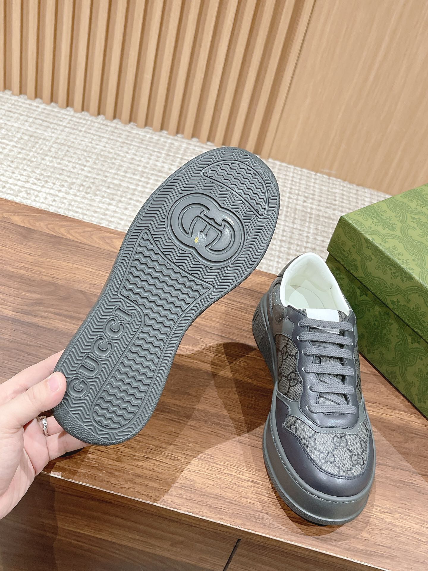 WOMEN'S SNEAKER