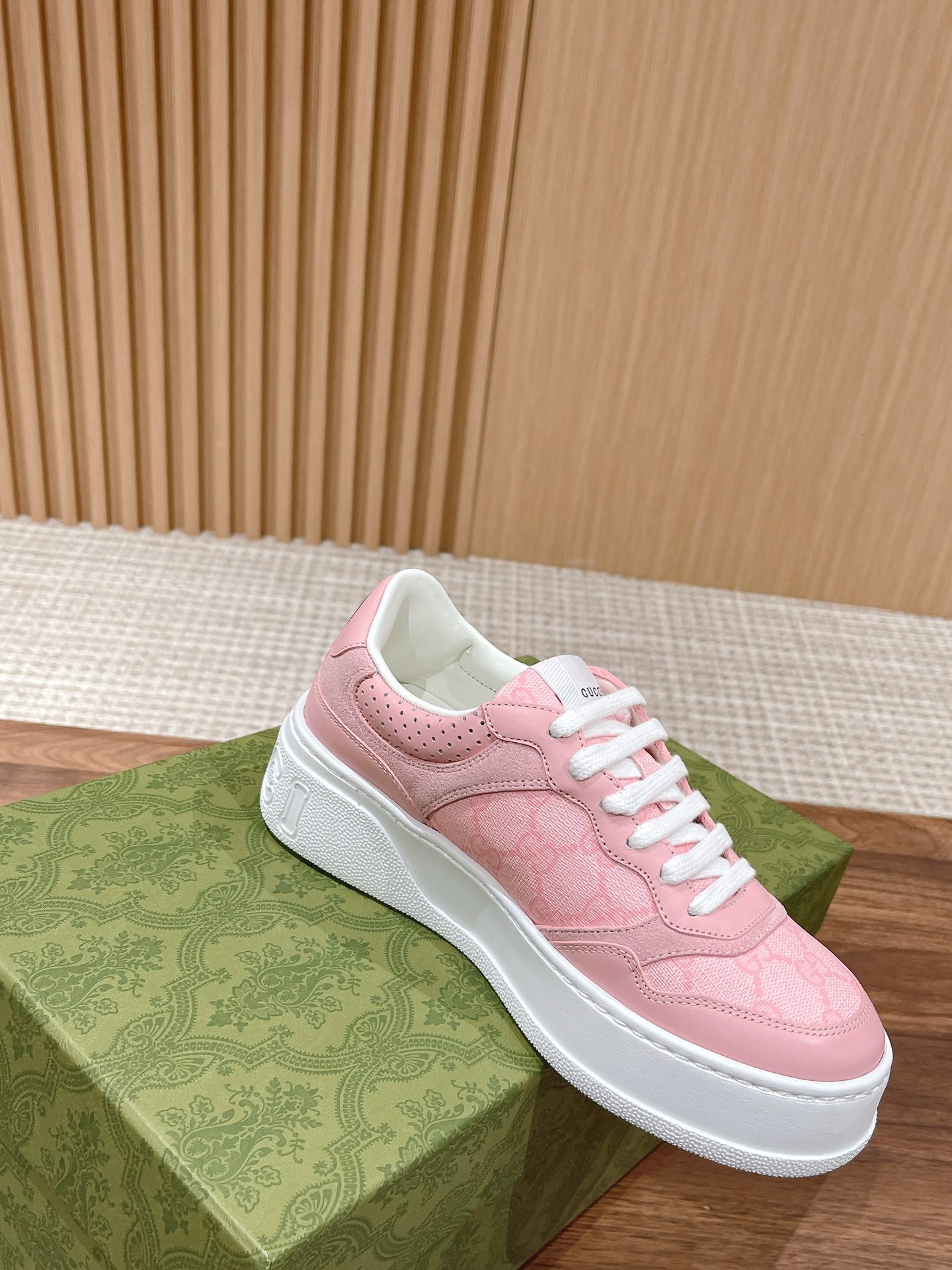 WOMEN'S SNEAKER