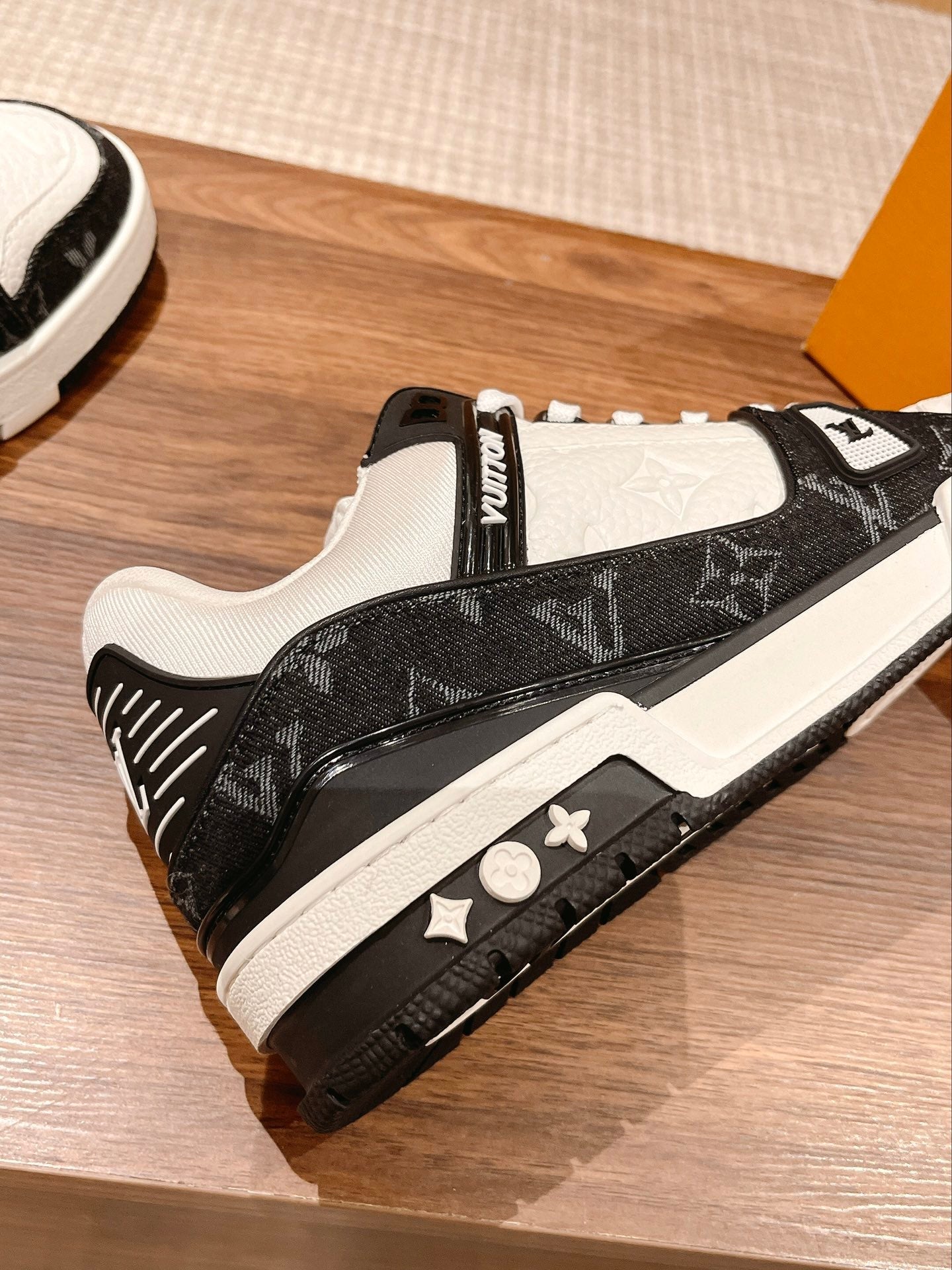 Trainer White Black