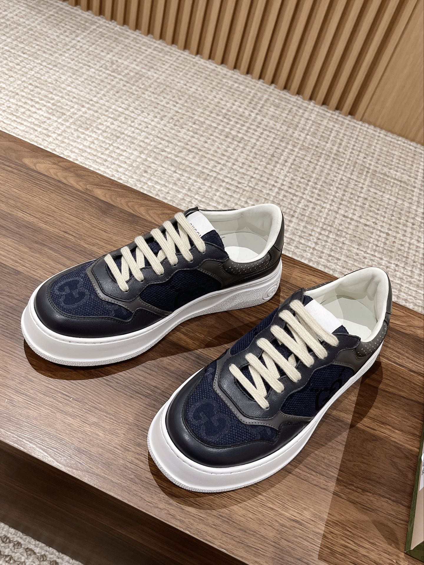 WOMEN'S SNEAKER