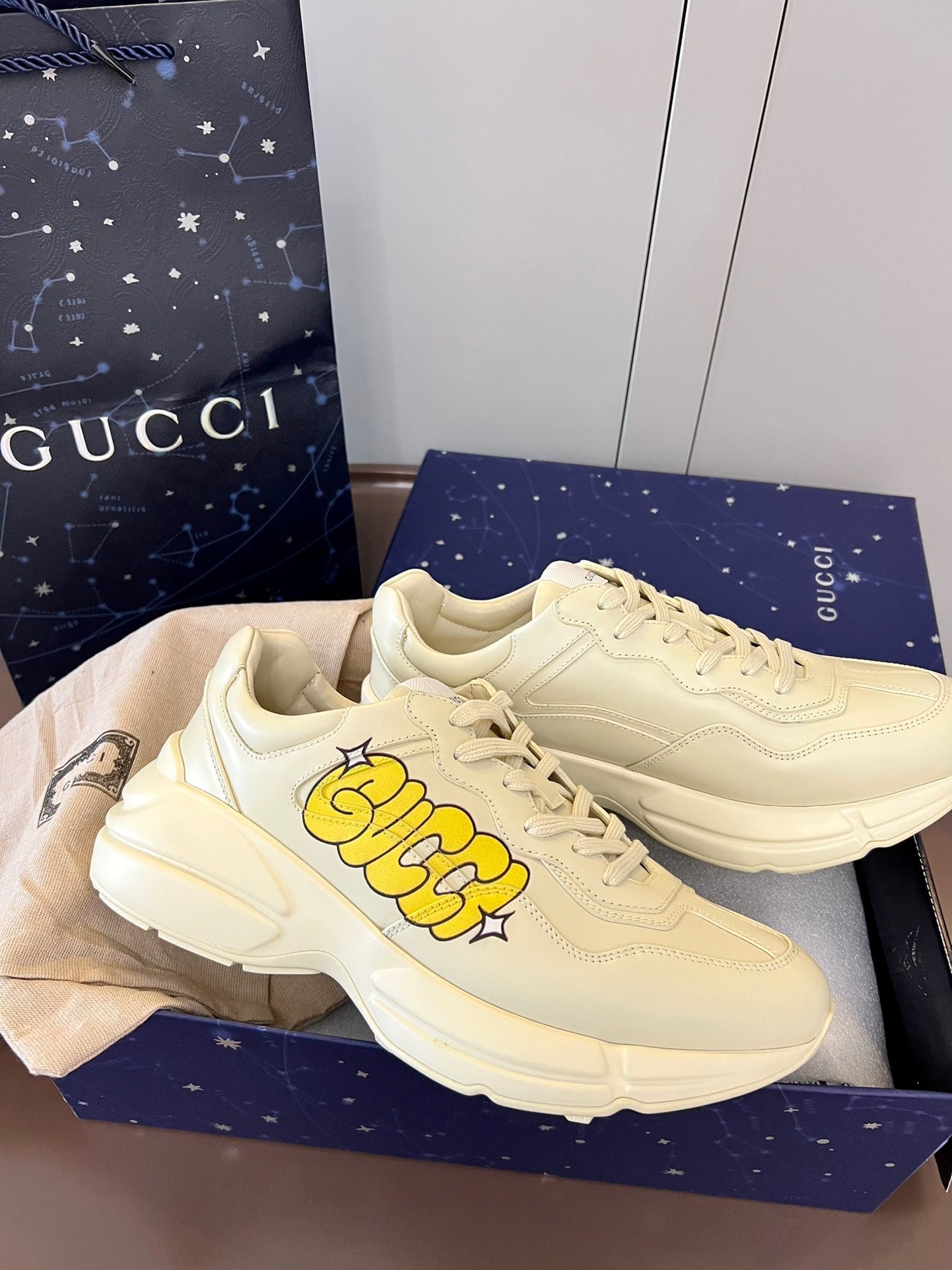 WOMEN'S RHYTON SNEAKER LOGO