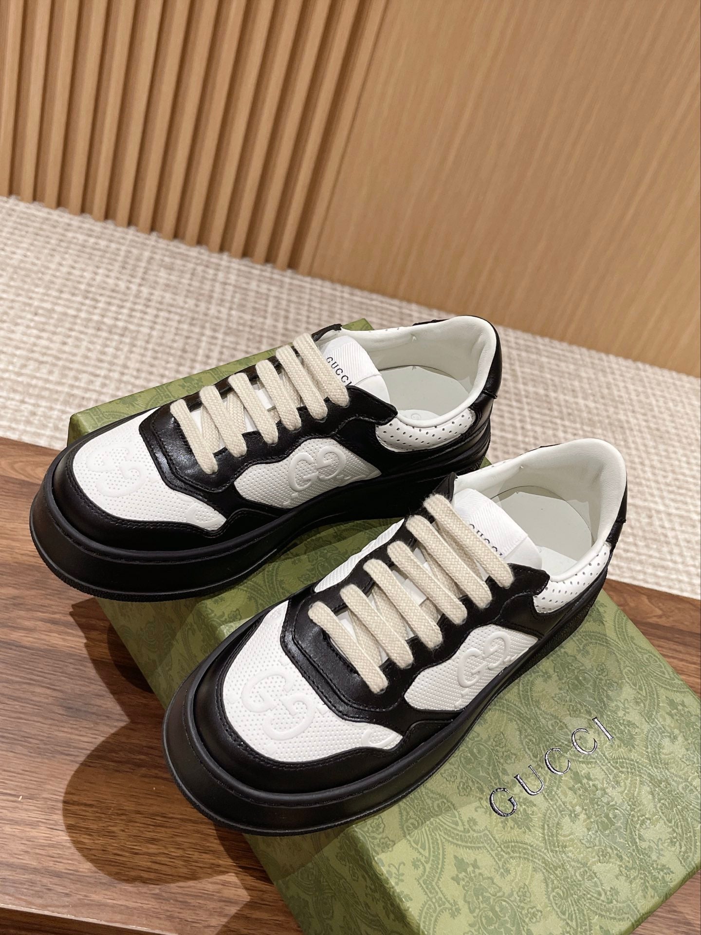 WOMEN'S SNEAKER