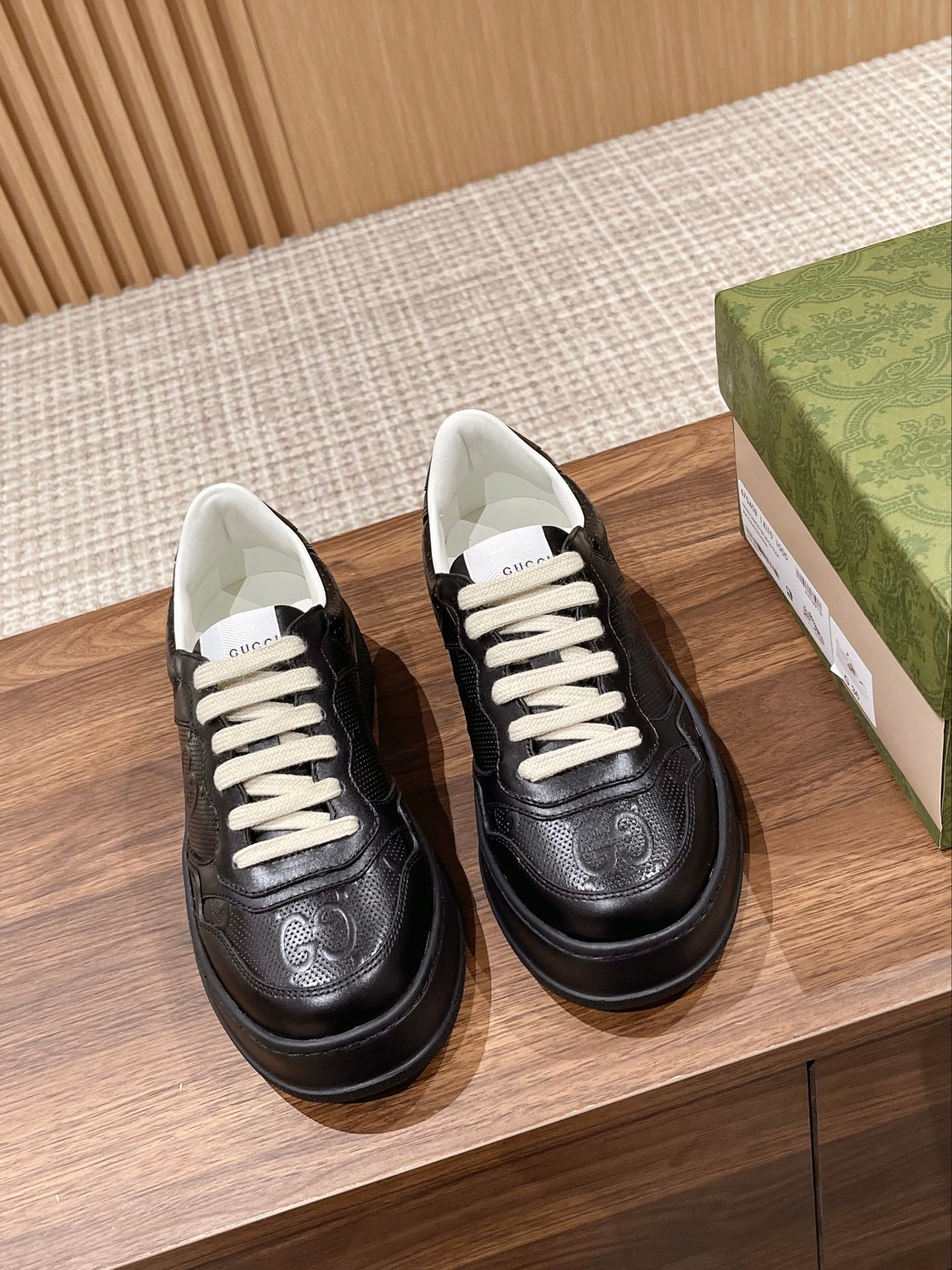WOMEN'S SNEAKER