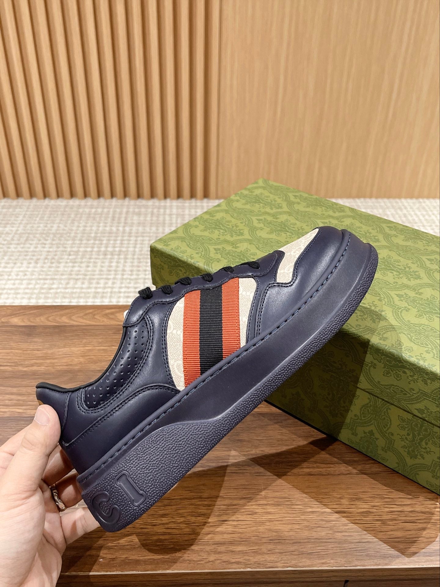 WOMEN'S SNEAKER