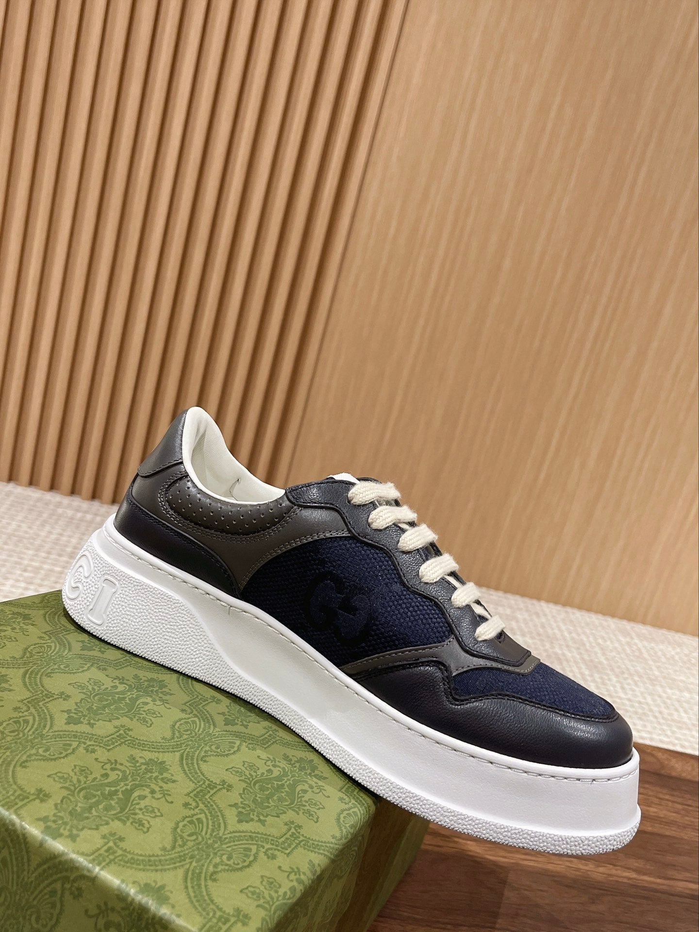 WOMEN'S SNEAKER