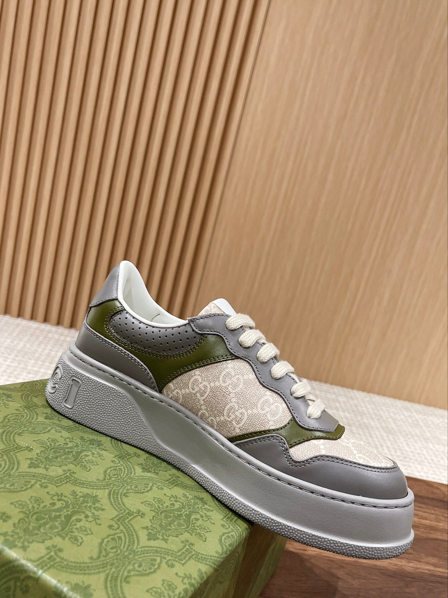 WOMEN'S SNEAKER