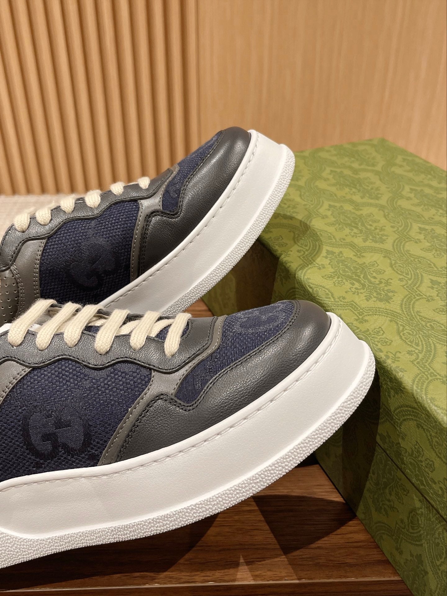 WOMEN'S SNEAKER
