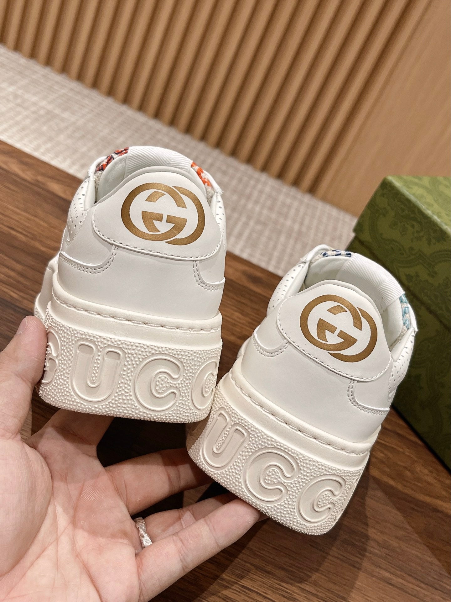 WOMEN'S SNEAKER