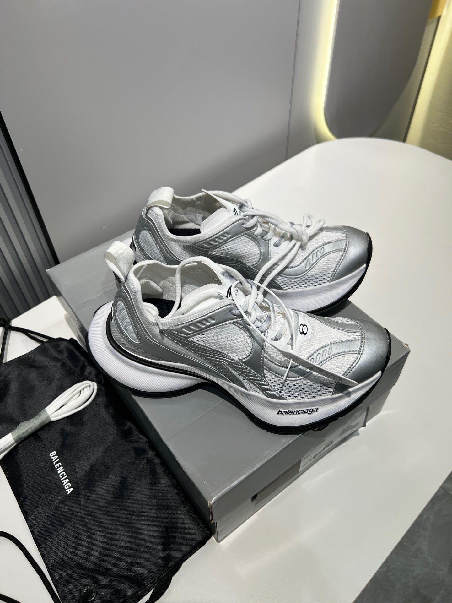 B Sneaker