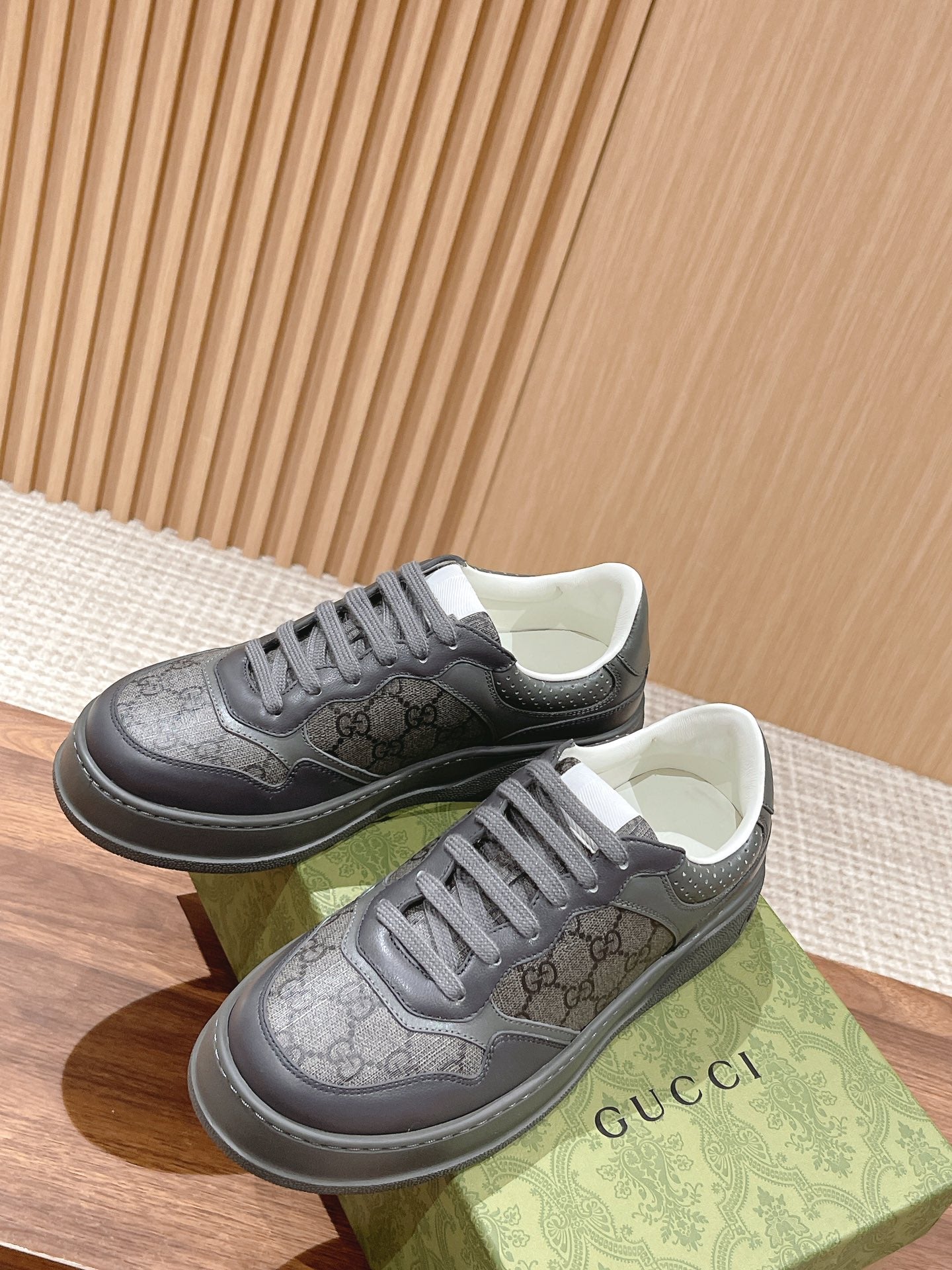 WOMEN'S SNEAKER