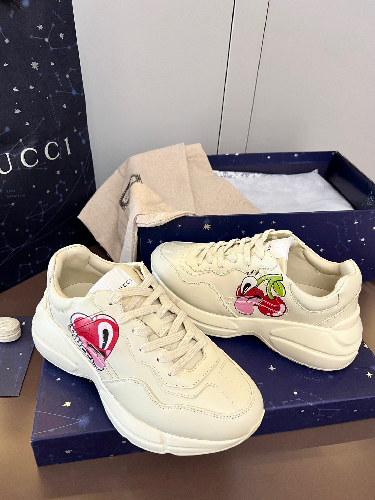 WOMEN'S RHYTON SNEAKER WITH LOGO
