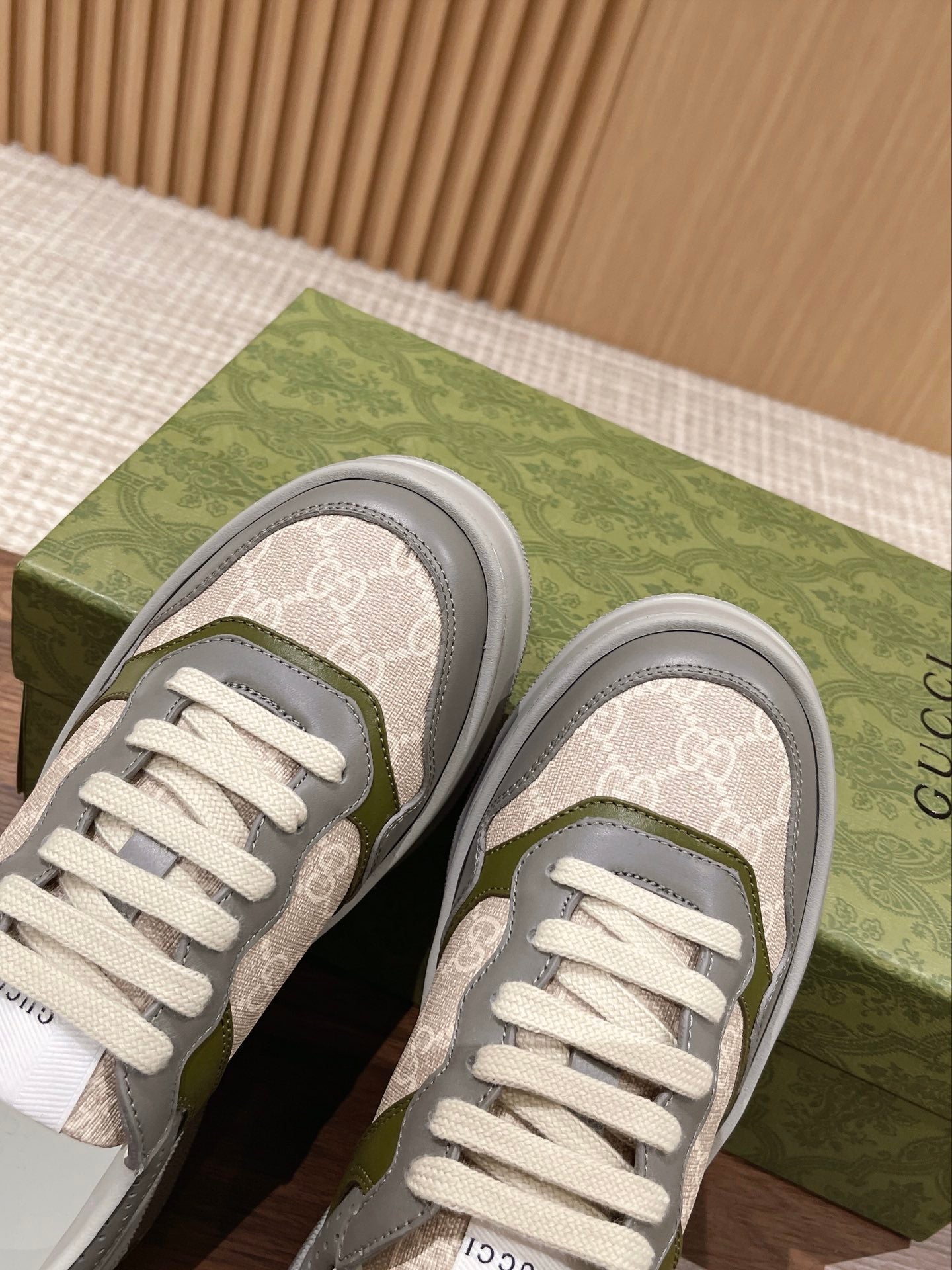 WOMEN'S SNEAKER