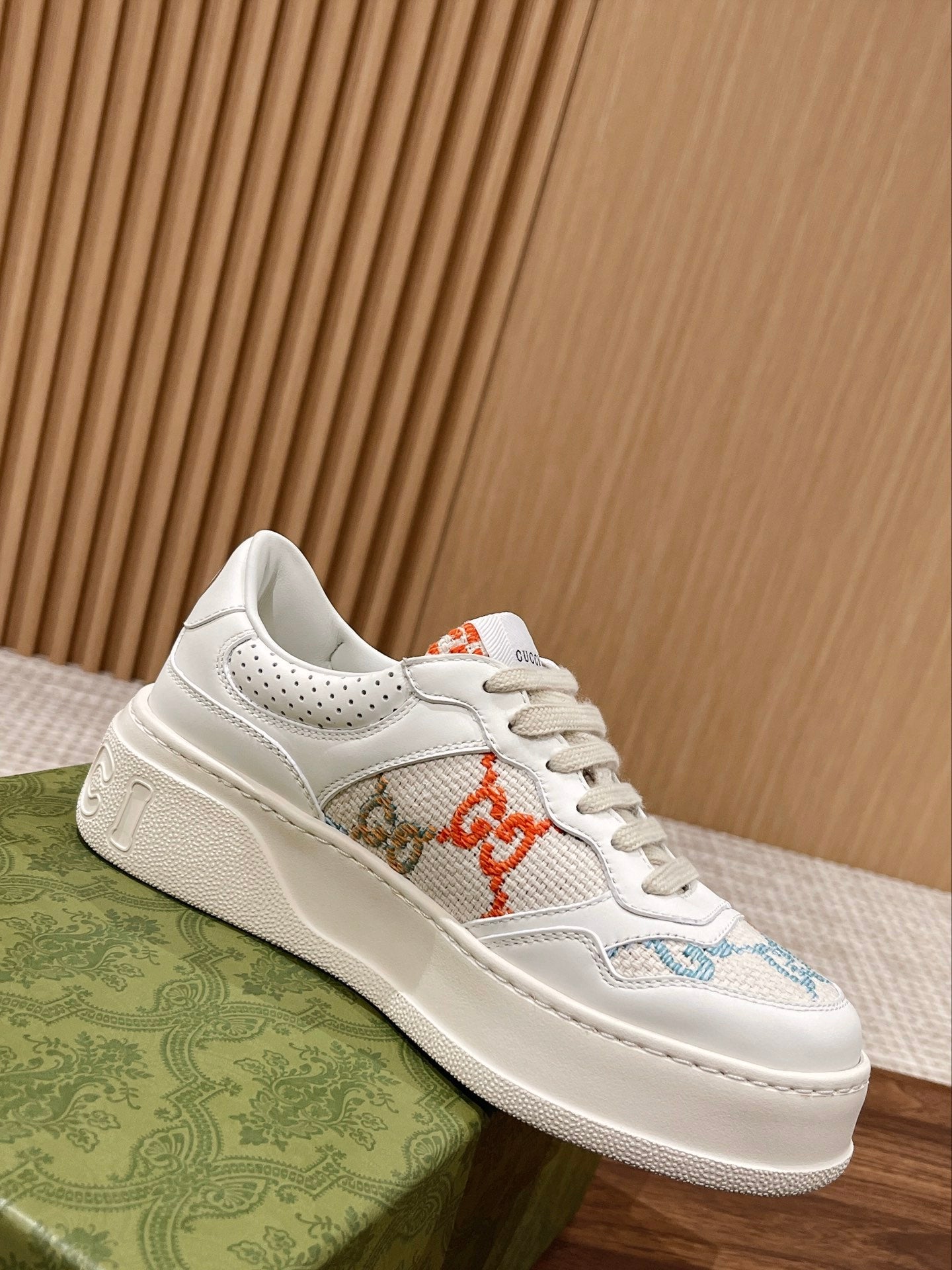 WOMEN'S SNEAKER