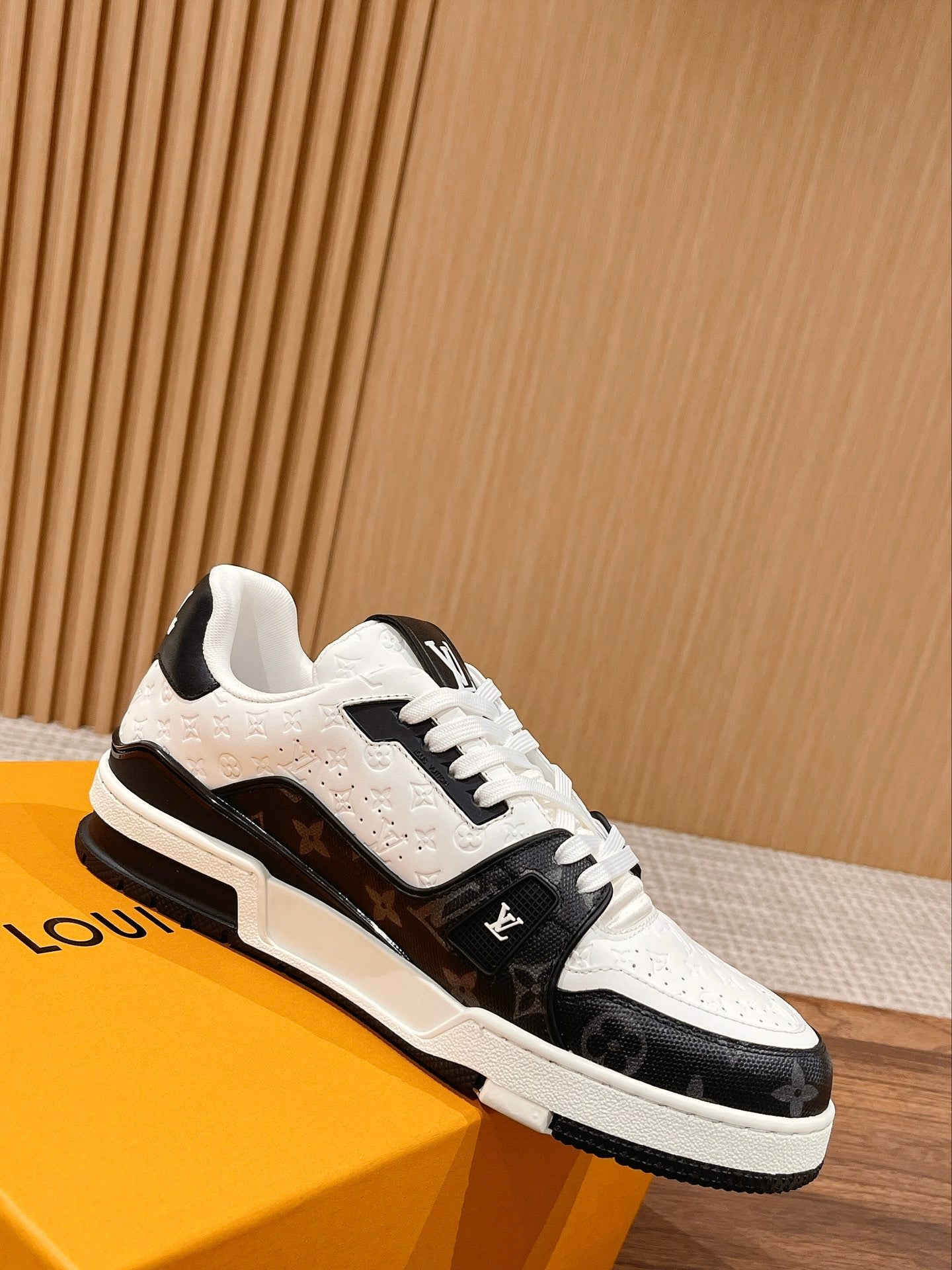 TrainerWhite Black