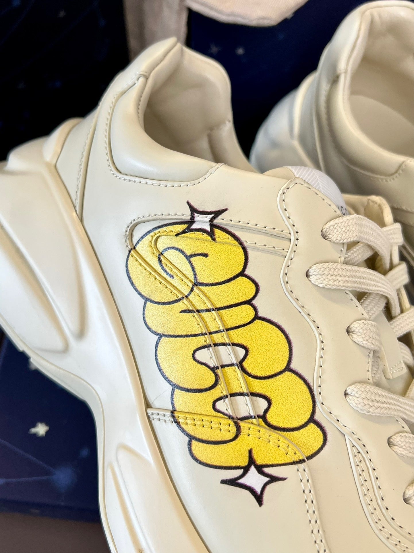 WOMEN'S RHYTON SNEAKER LOGO