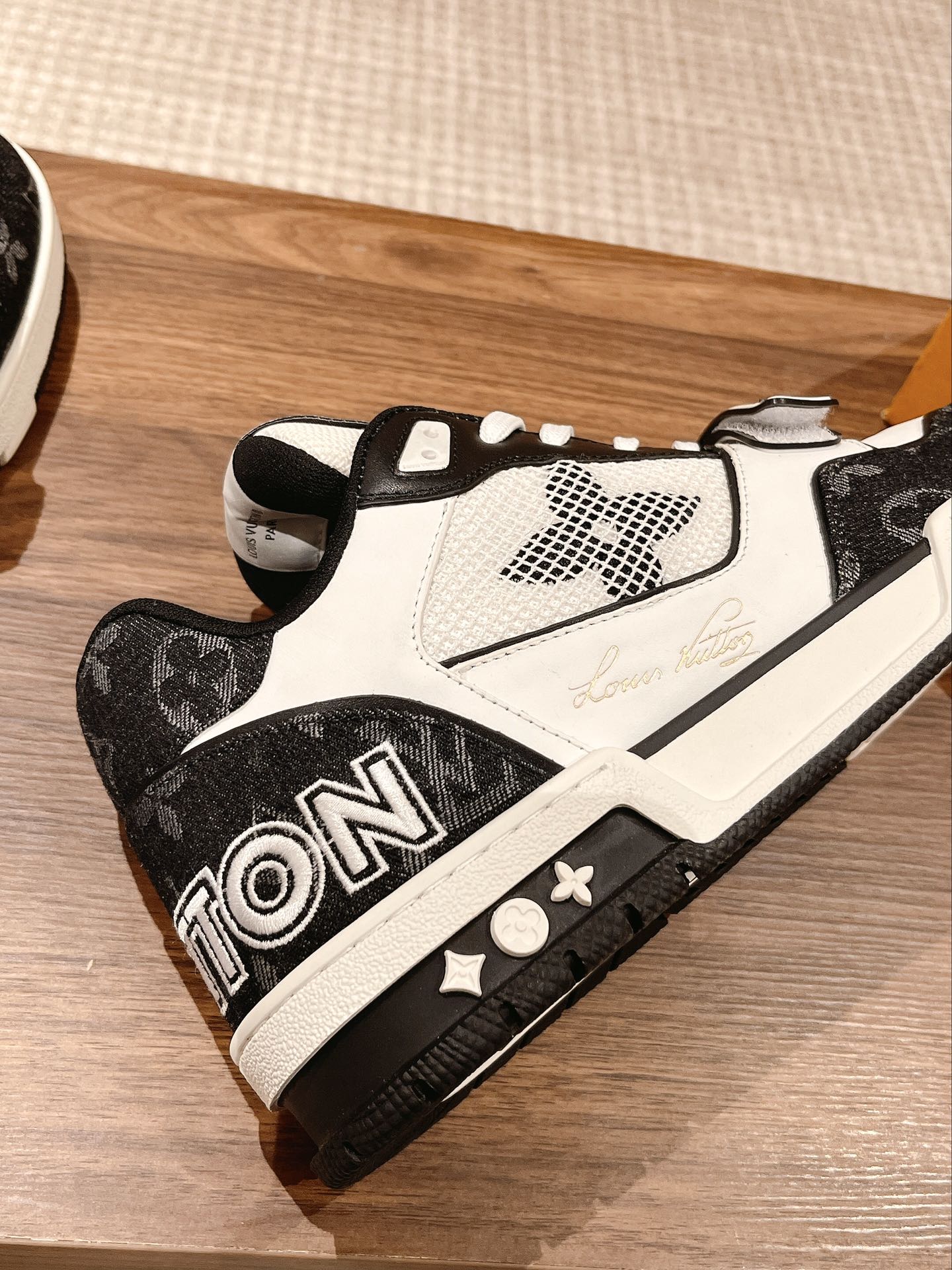 Trainer White Black