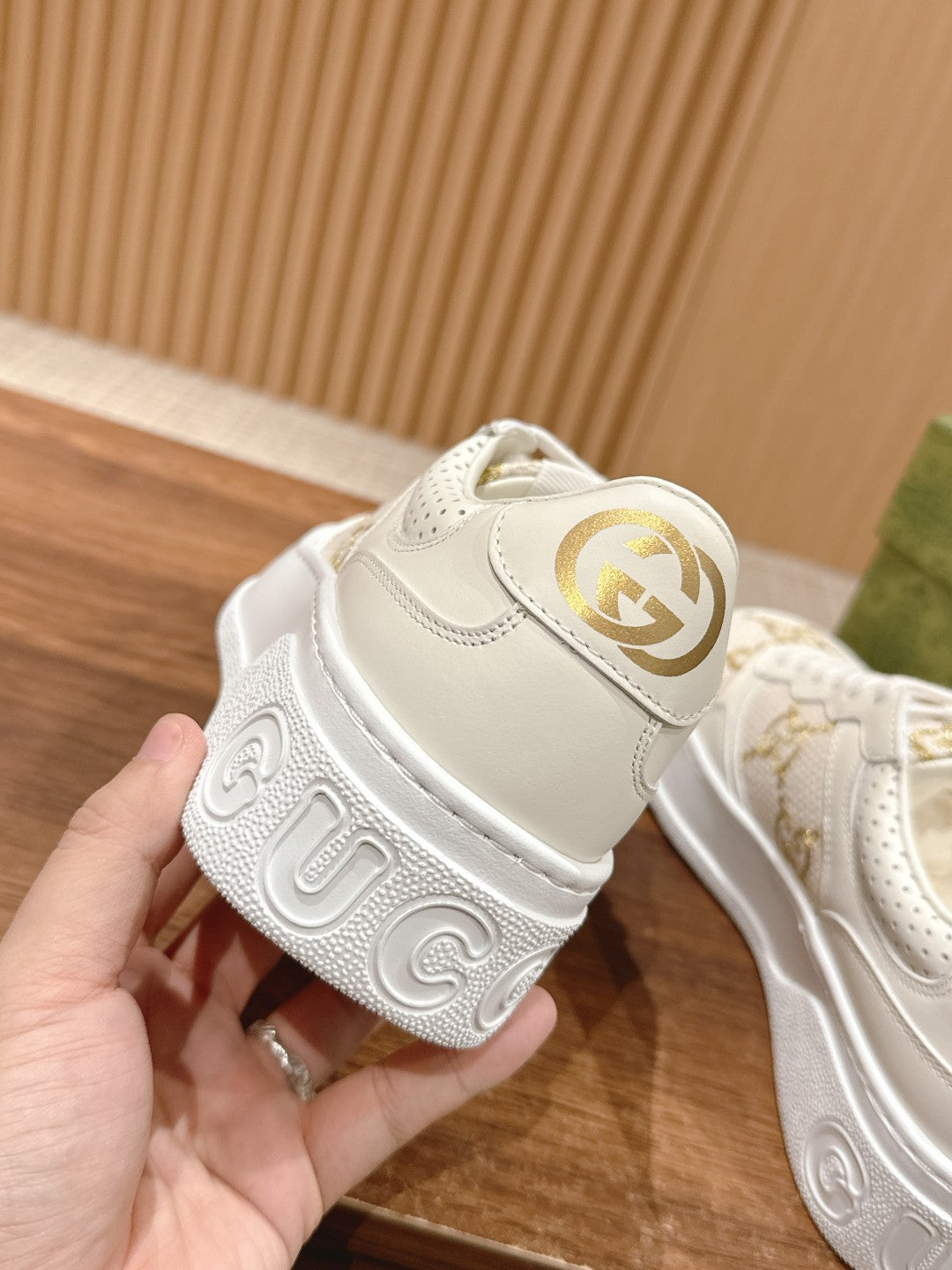 WOMEN'S SNEAKER