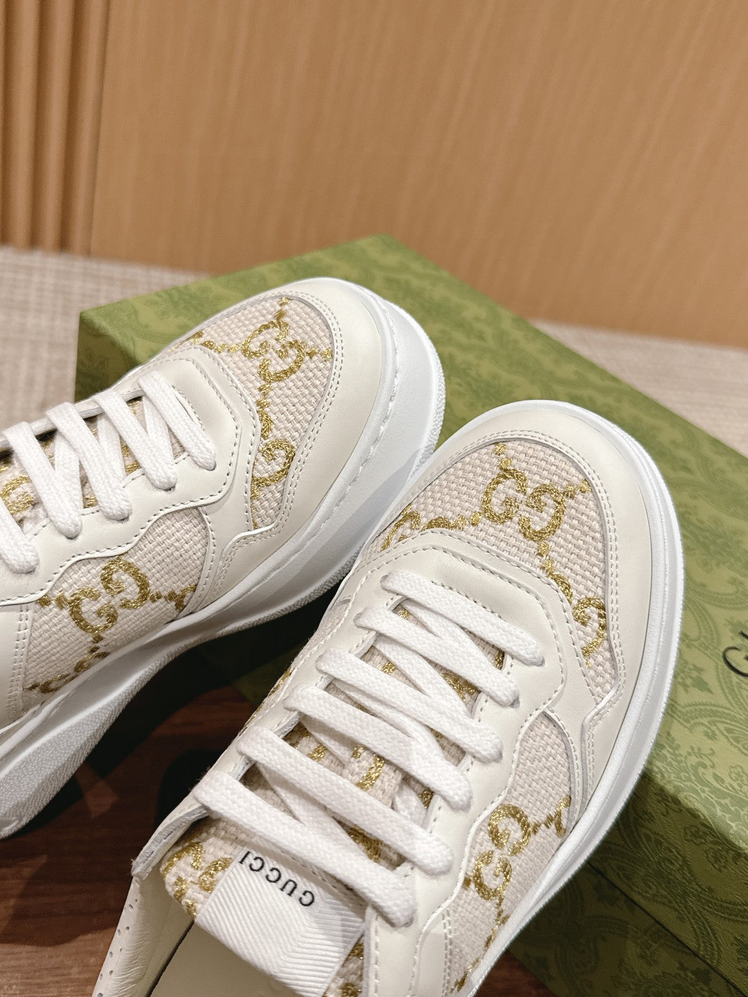 WOMEN'S SNEAKER