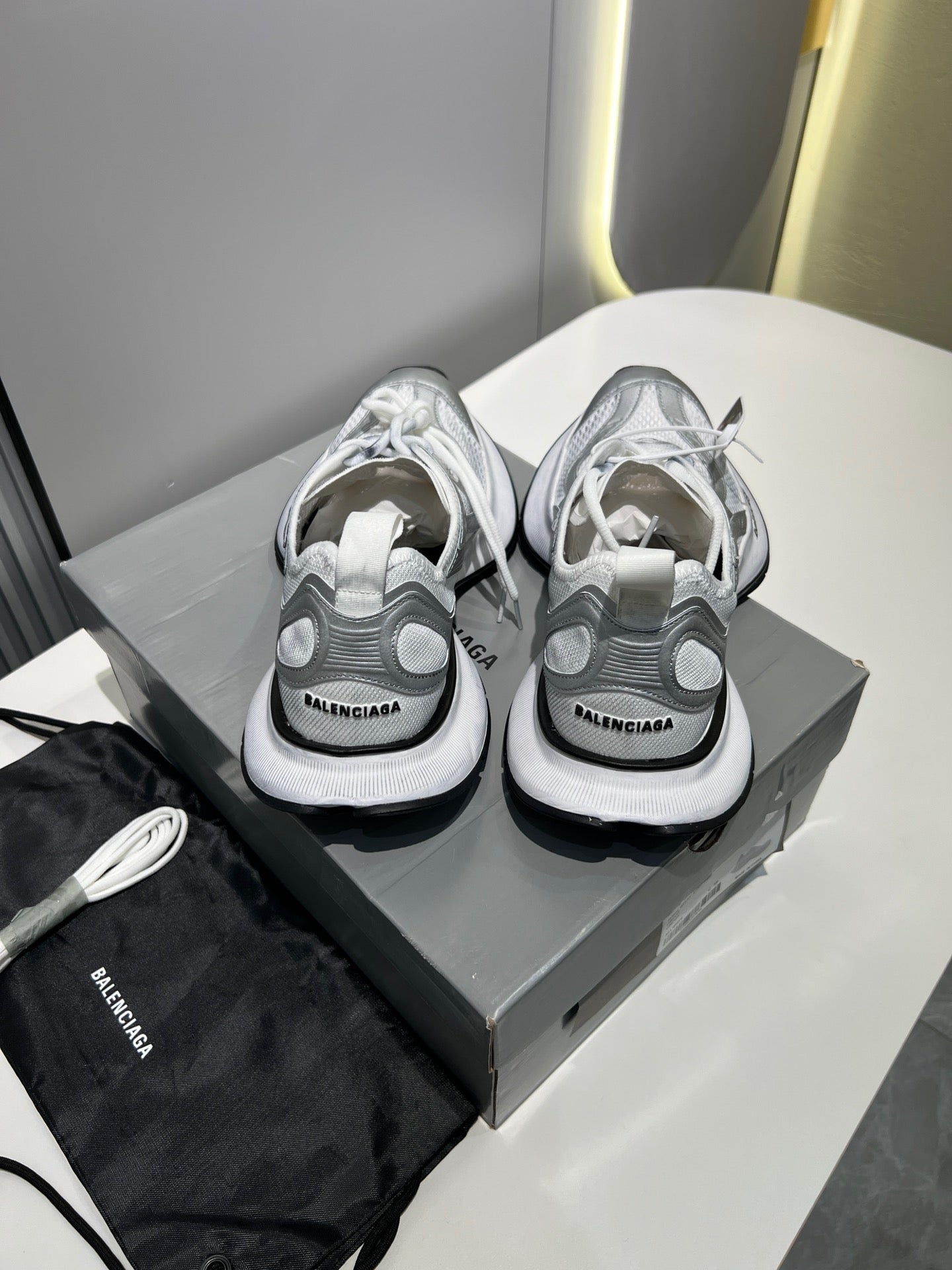 B Sneaker
