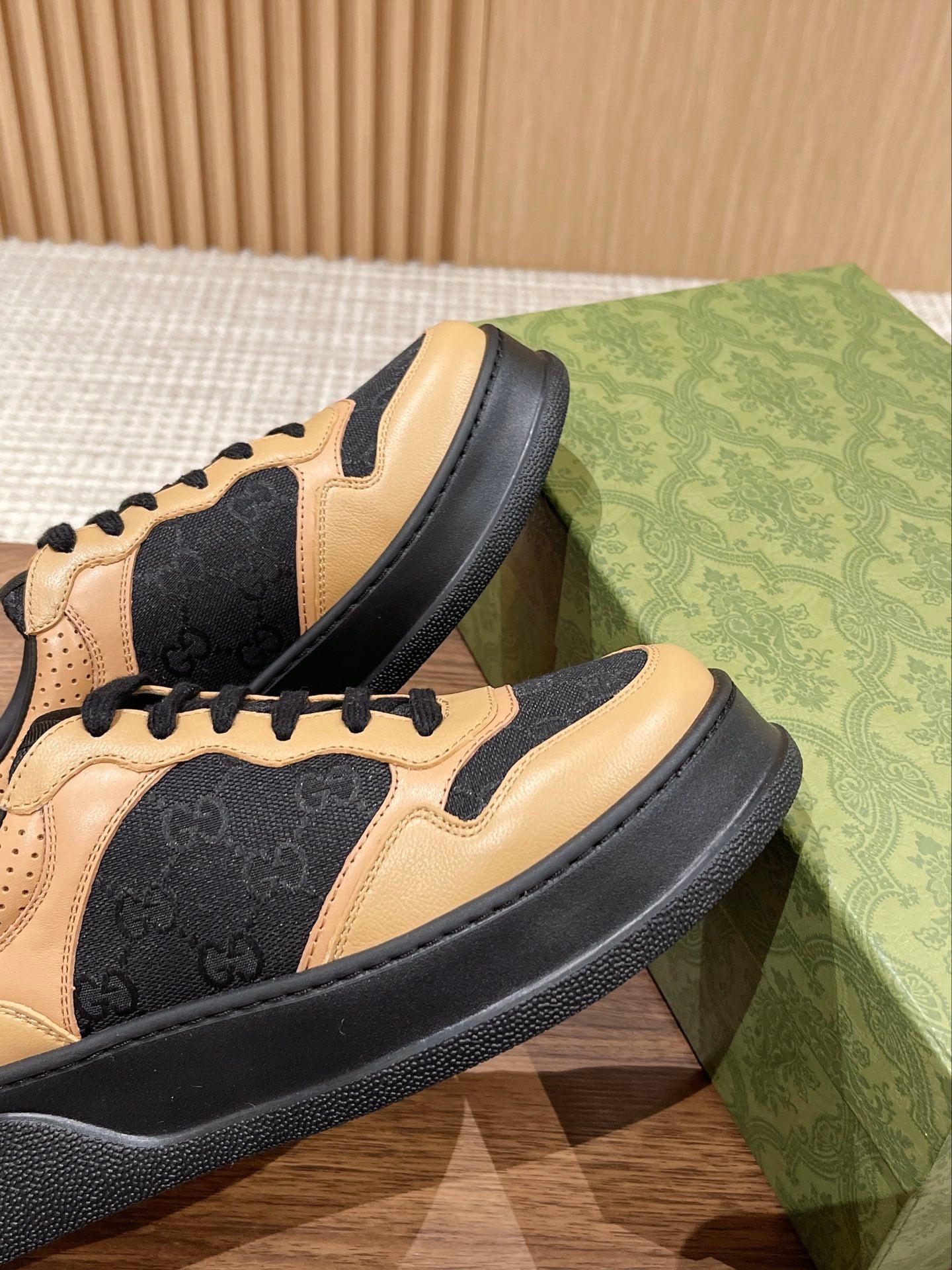 WOMEN'S SNEAKER