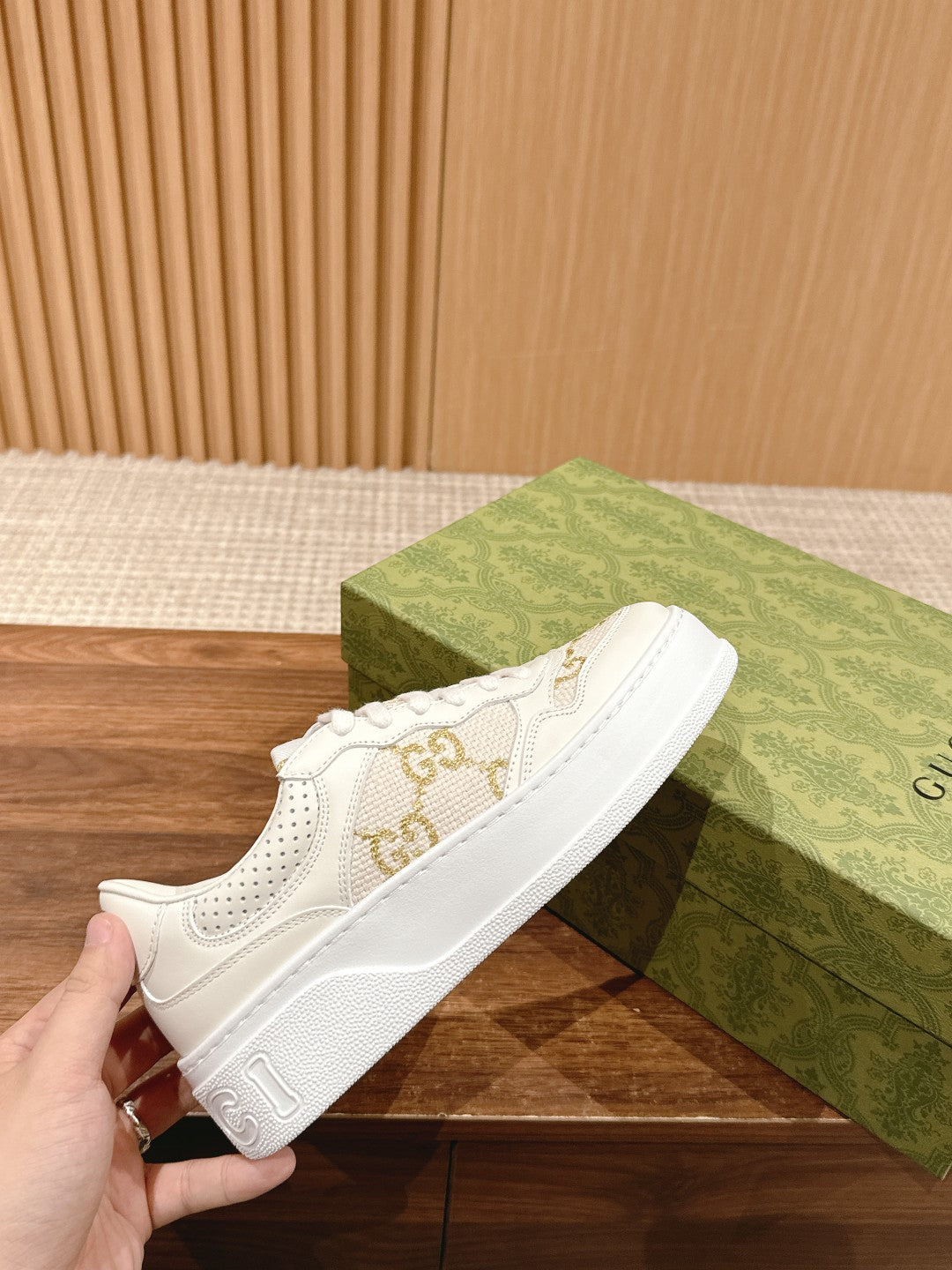 WOMEN'S SNEAKER