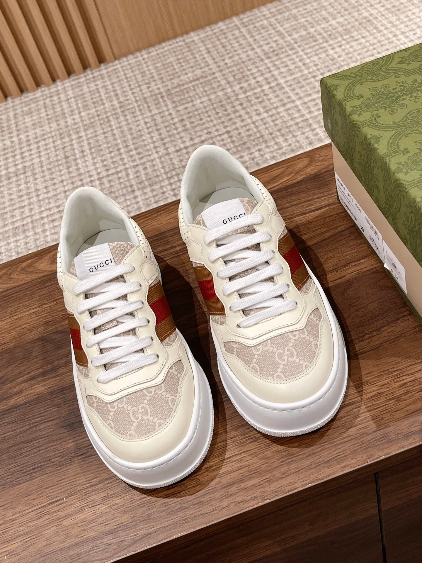WOMEN'S SNEAKER