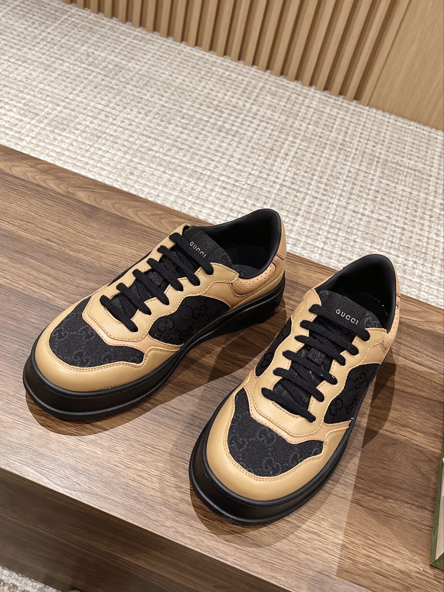 WOMEN'S SNEAKER