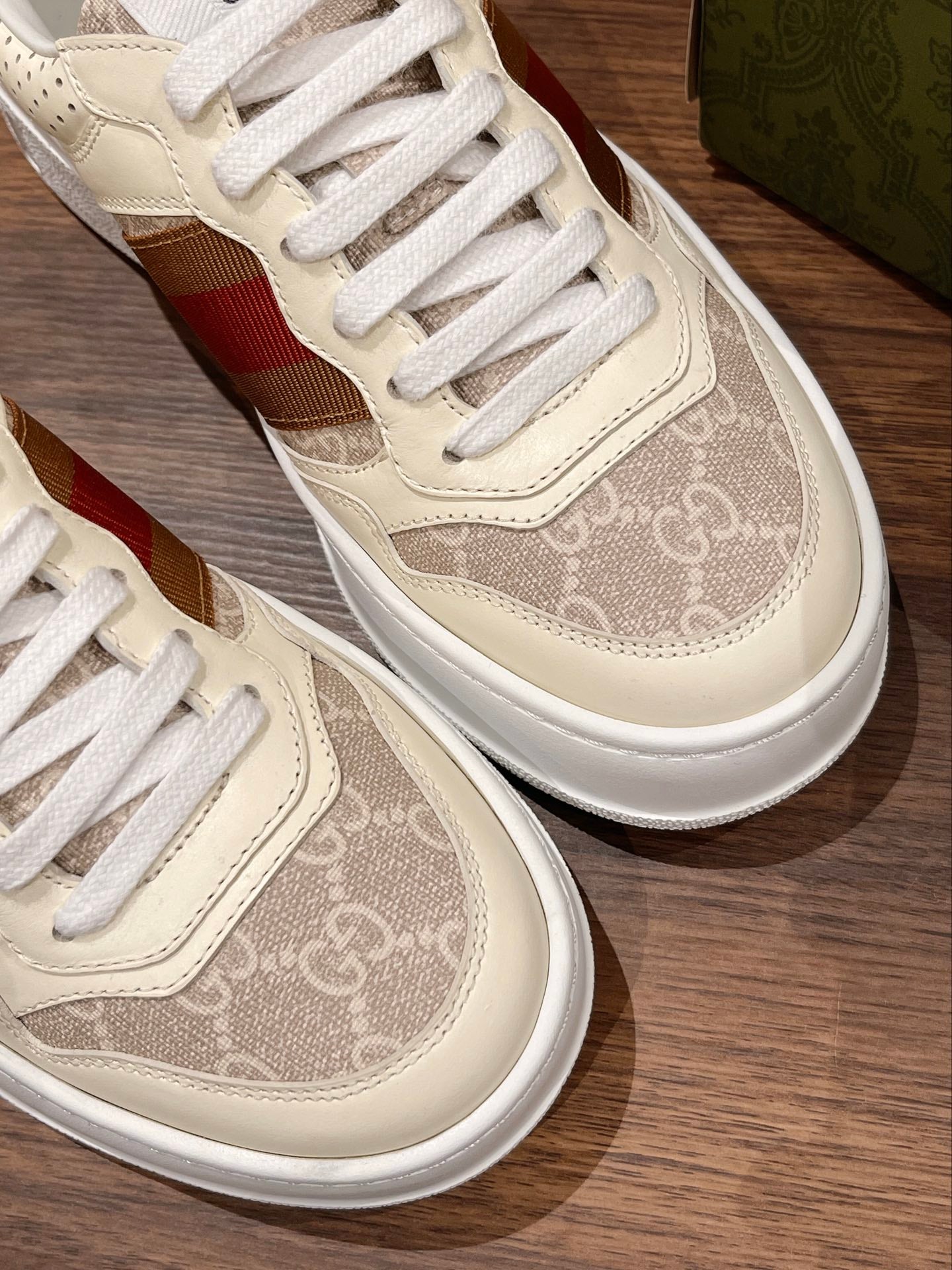 WOMEN'S SNEAKER