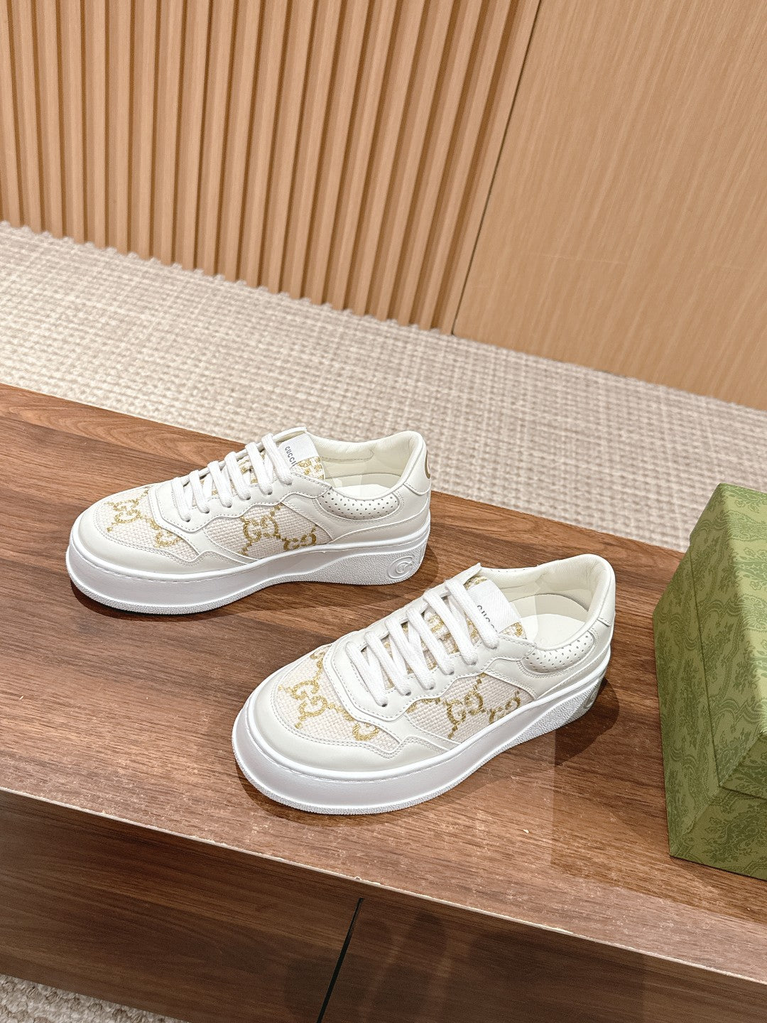 WOMEN'S SNEAKER