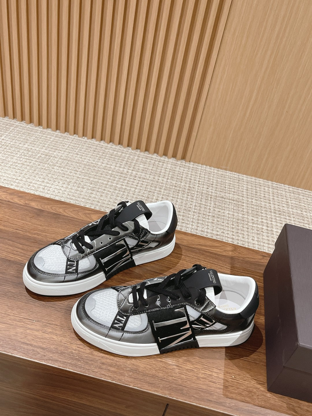 Garavani VL7N logo-print strap sneakers
