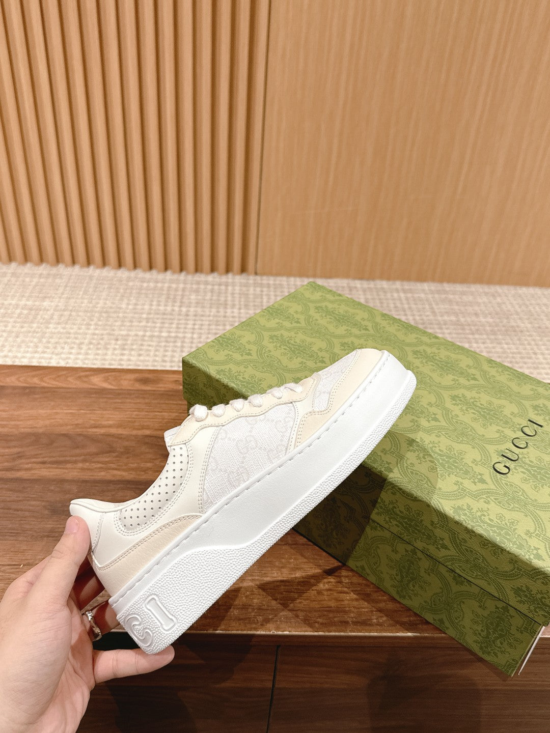 WOMEN'S SNEAKER