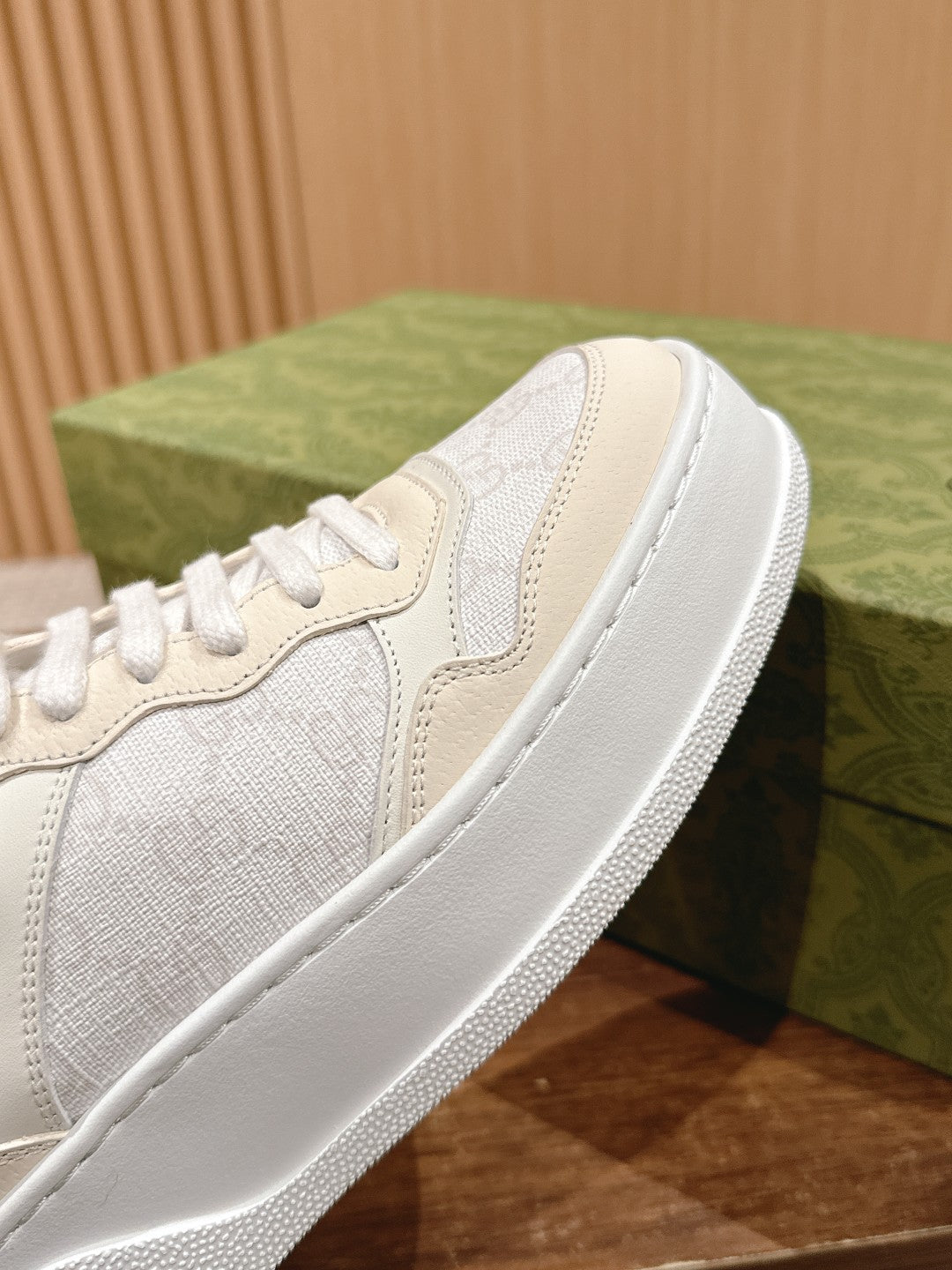 WOMEN'S SNEAKER