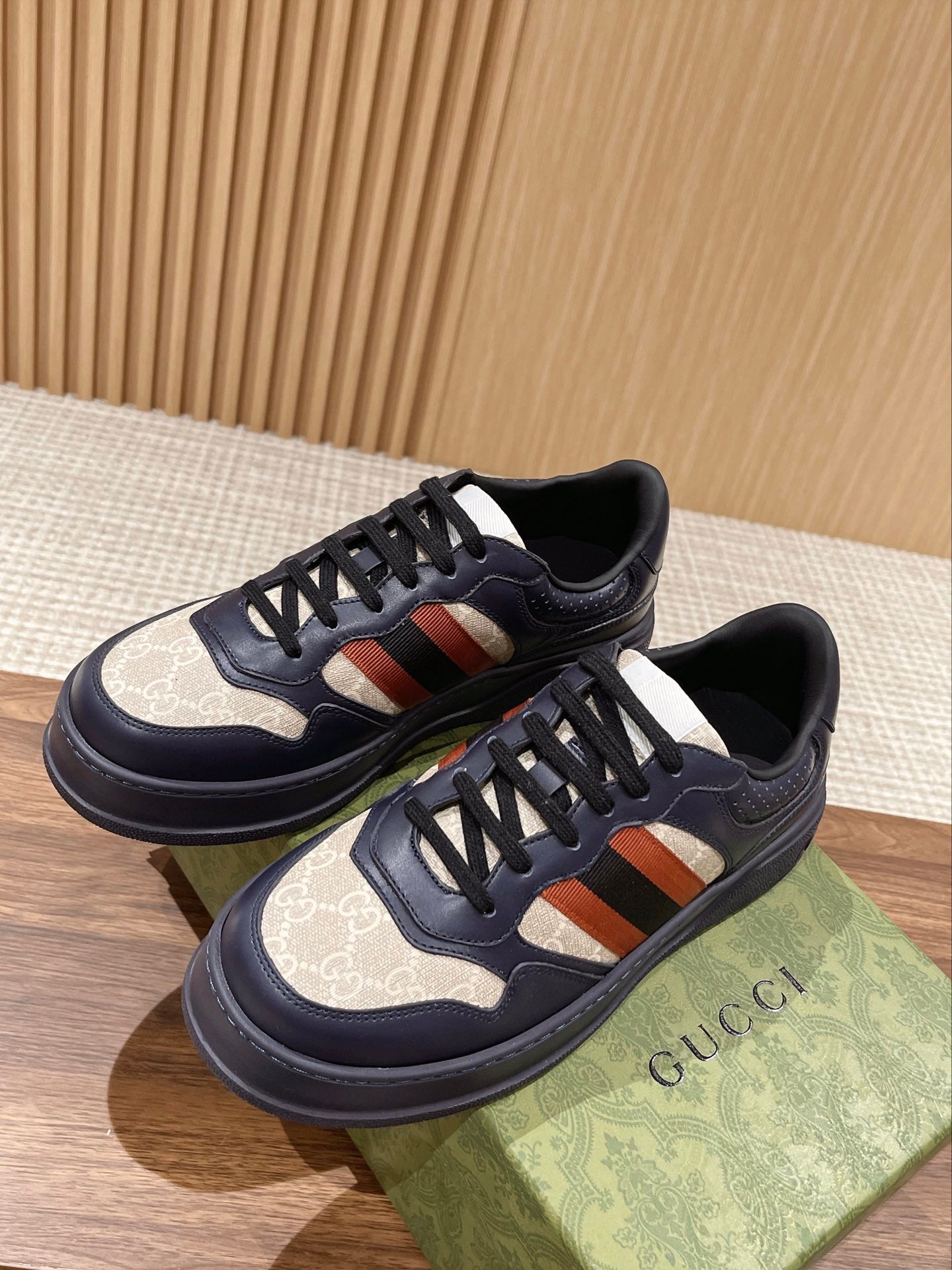 WOMEN'S SNEAKER
