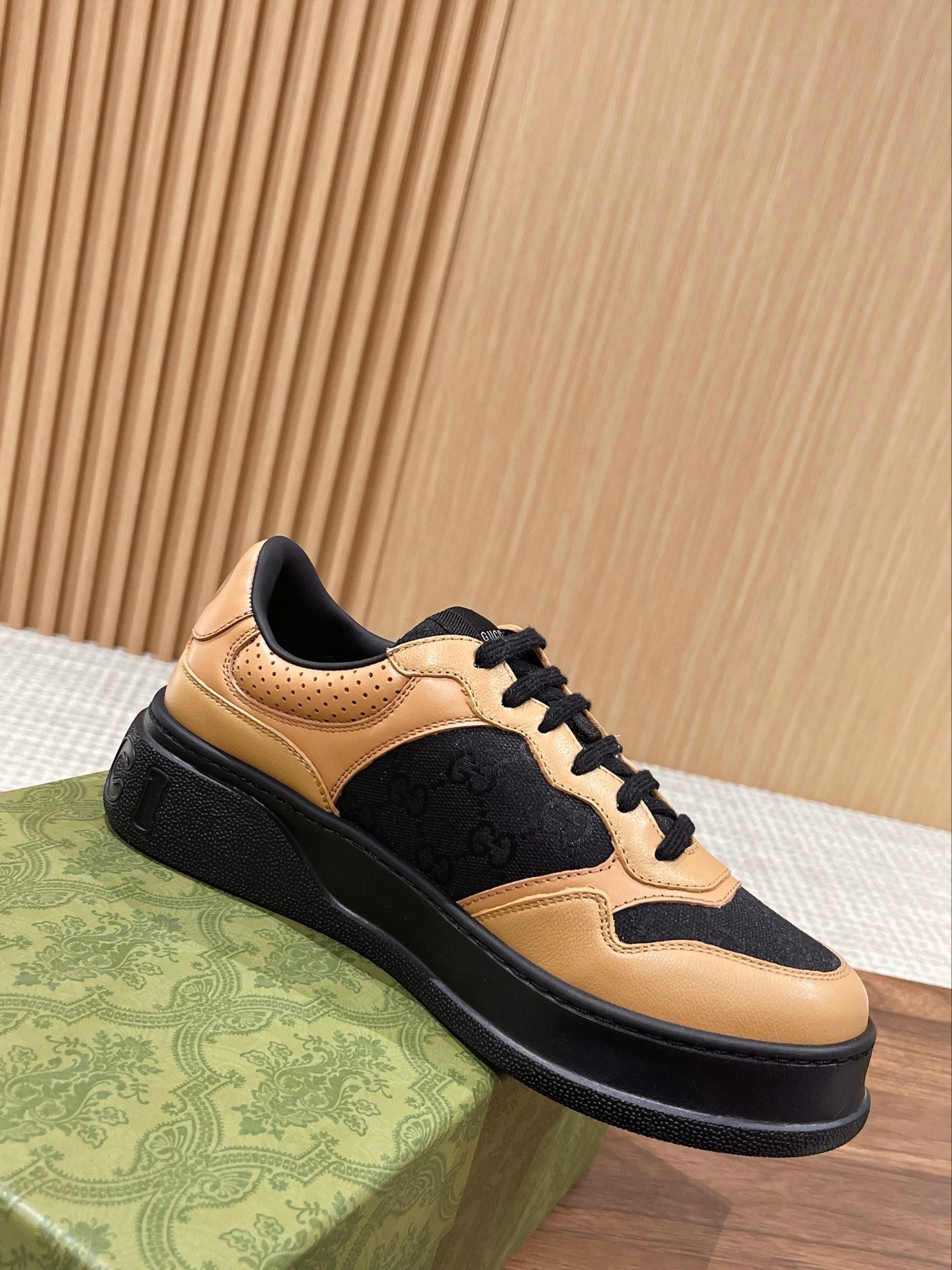 WOMEN'S SNEAKER