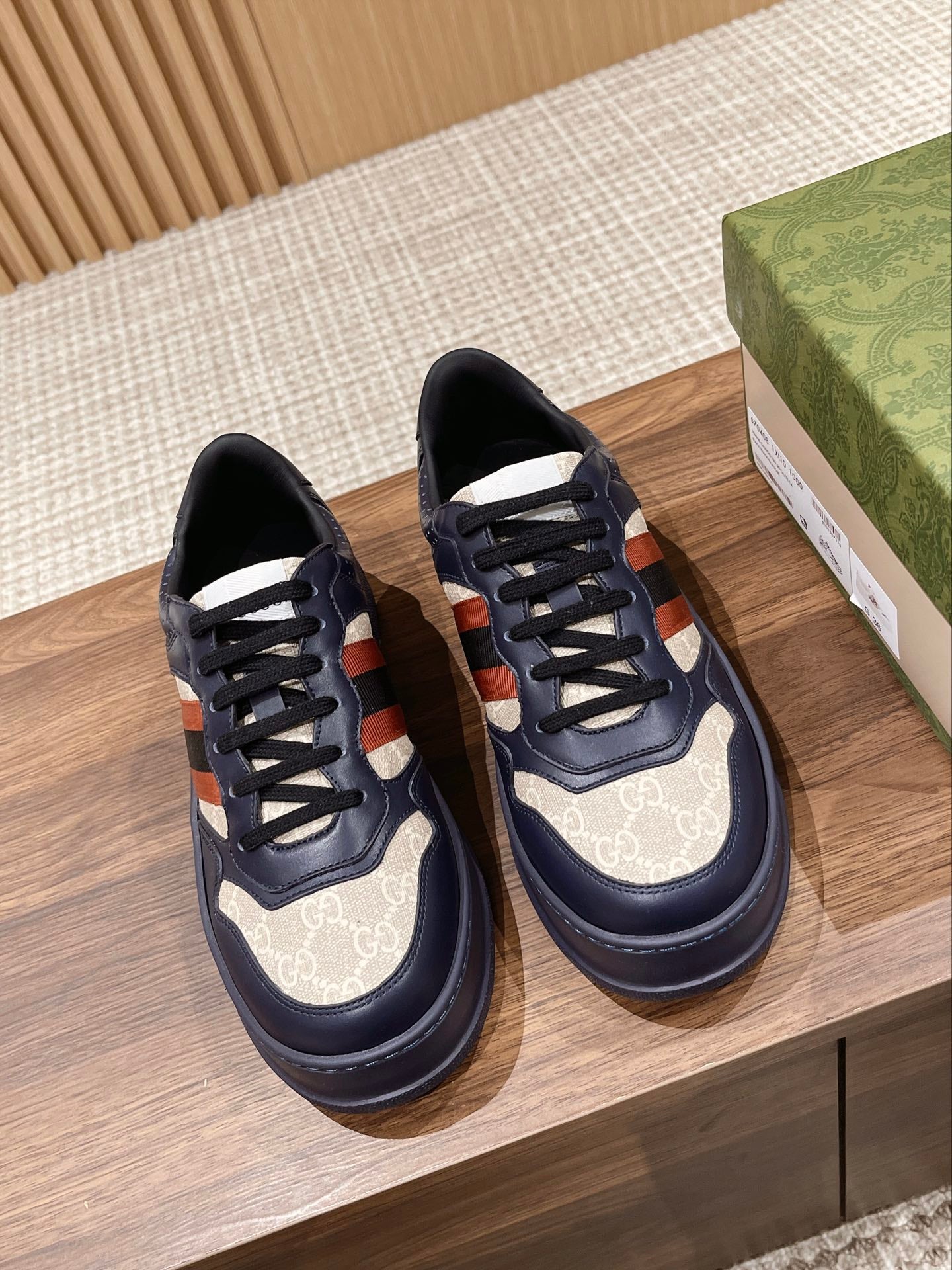 WOMEN'S SNEAKER