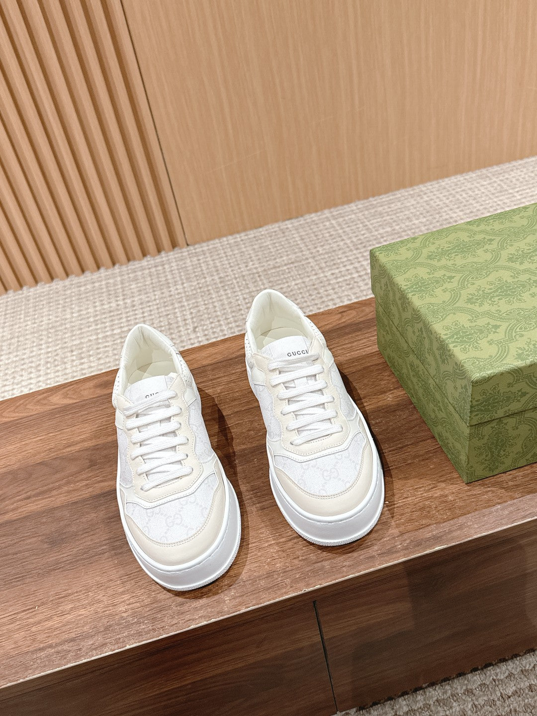 WOMEN'S SNEAKER