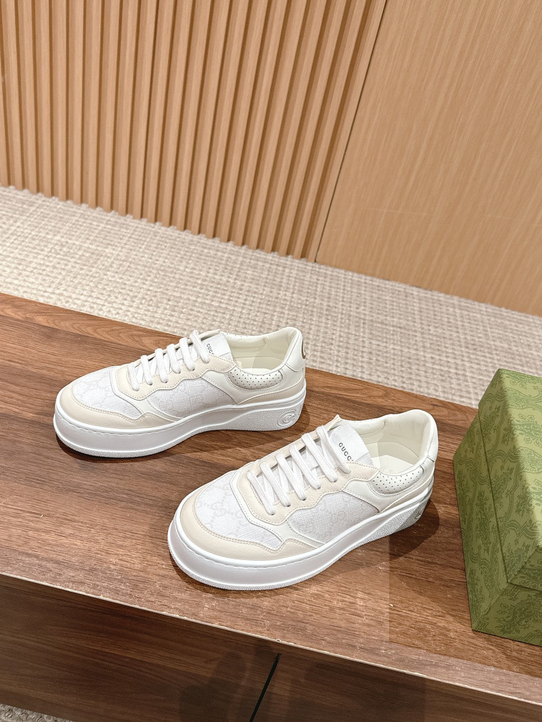 WOMEN'S SNEAKER
