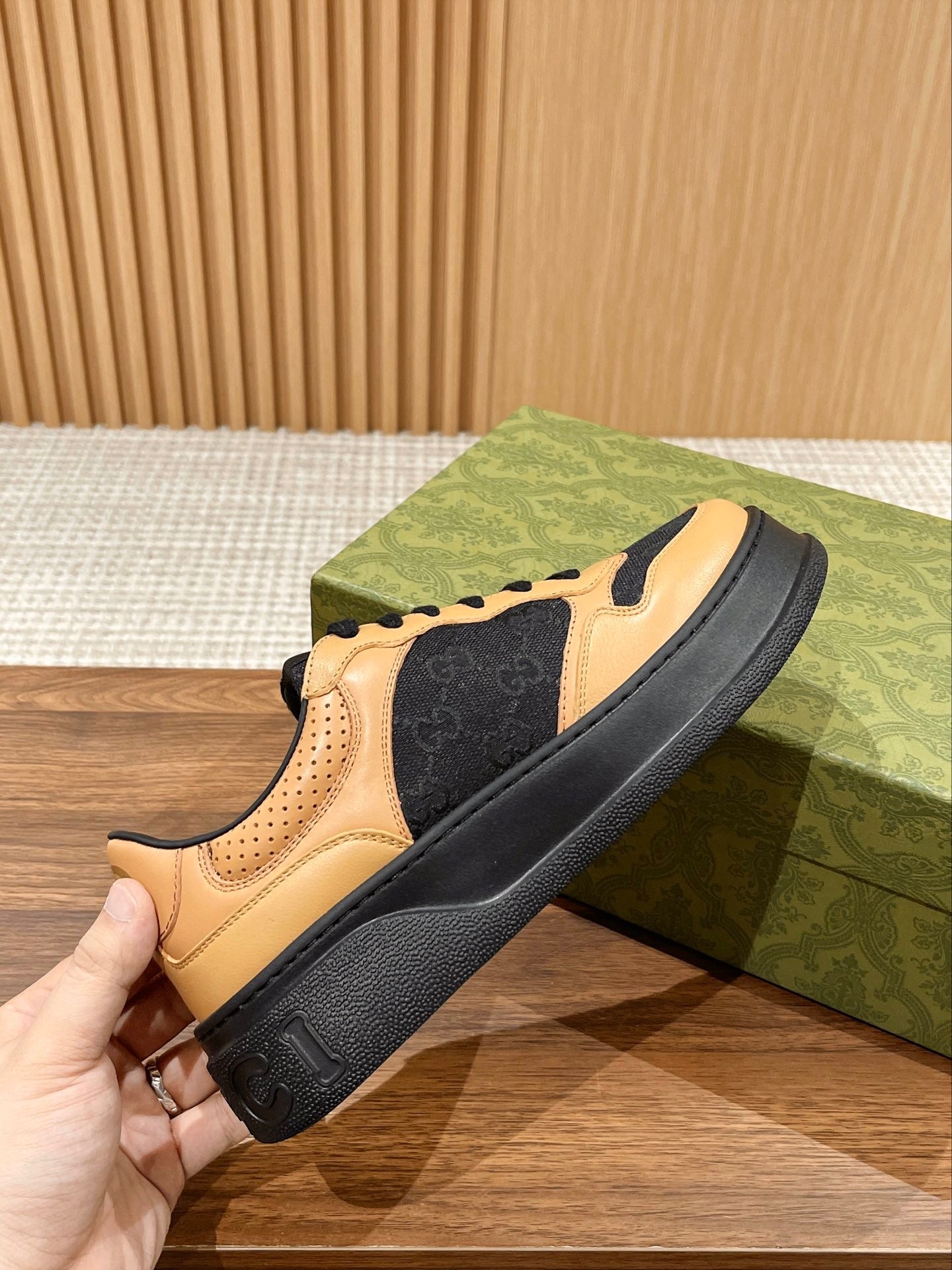 WOMEN'S SNEAKER