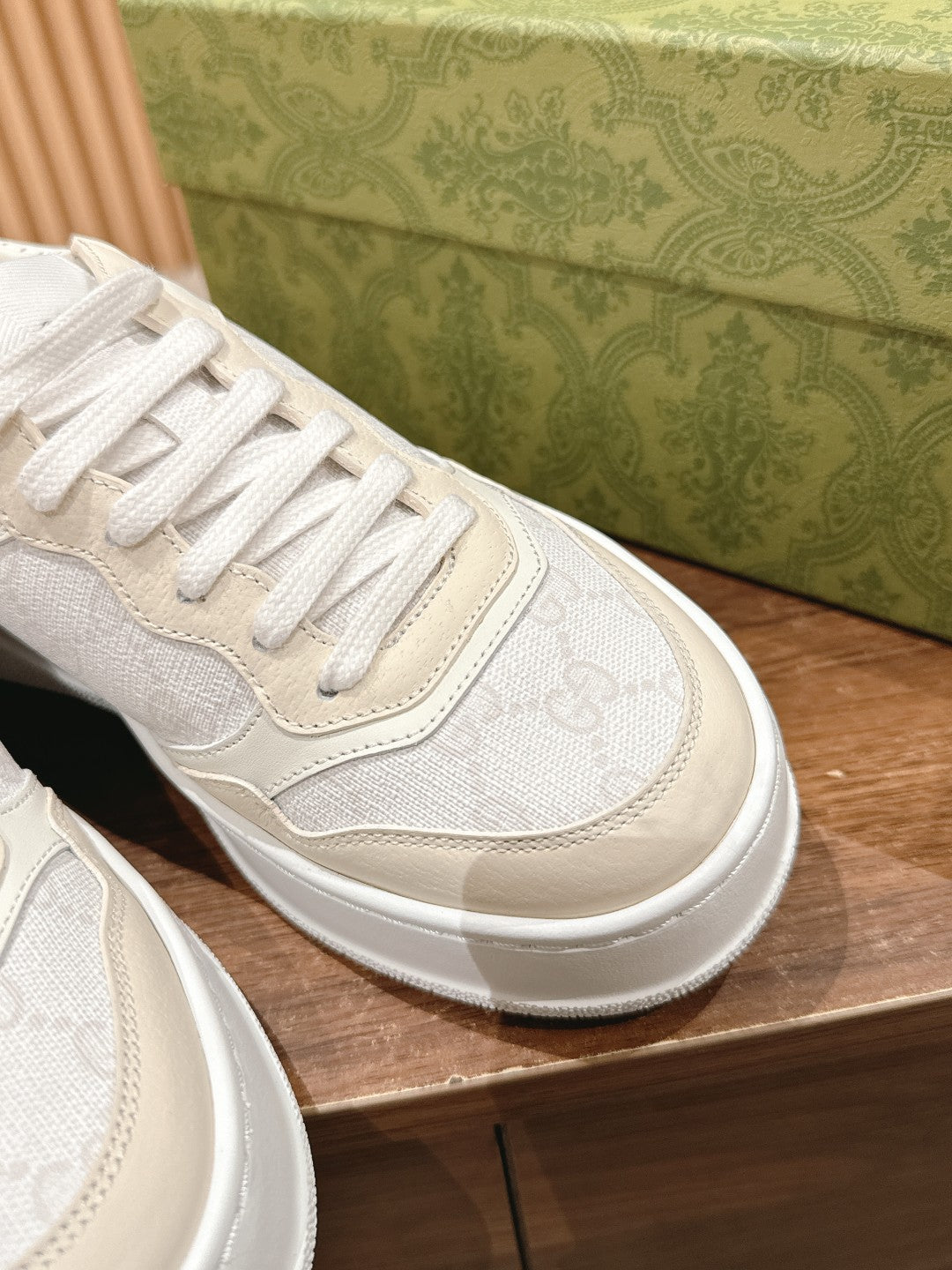 WOMEN'S SNEAKER