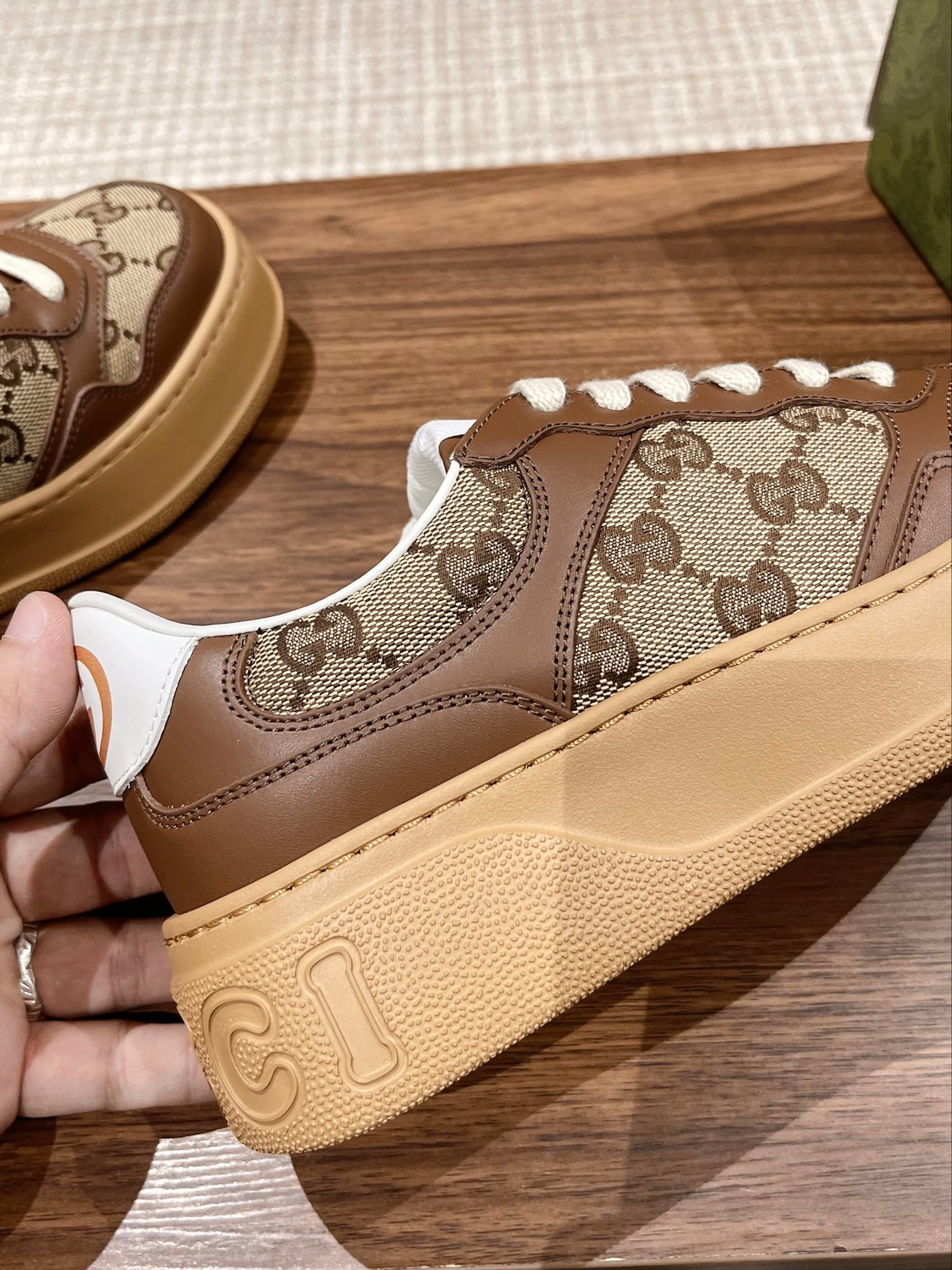 WOMEN'S SNEAKER