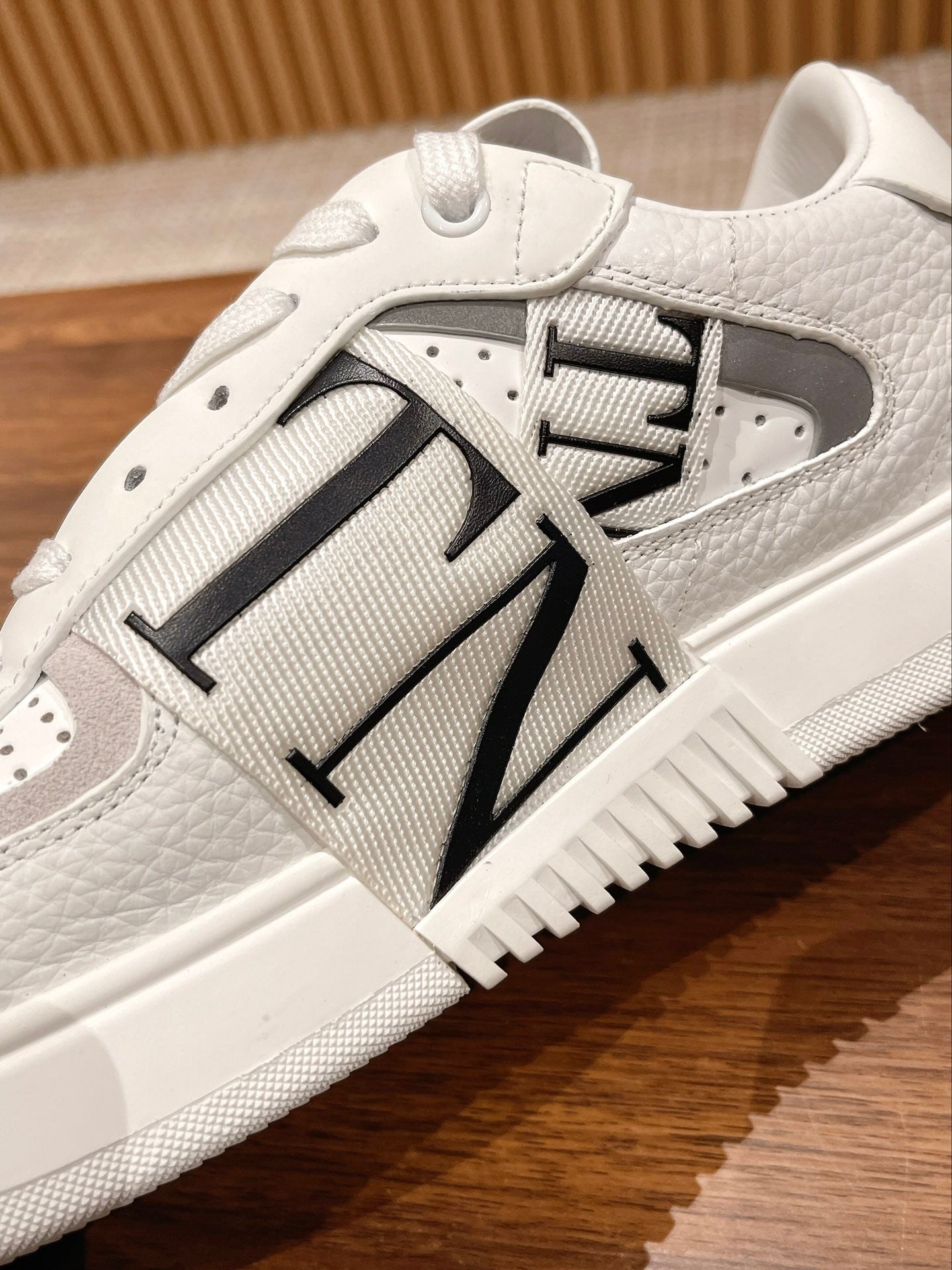 GaravaniVL7N logo-print strap sneakers